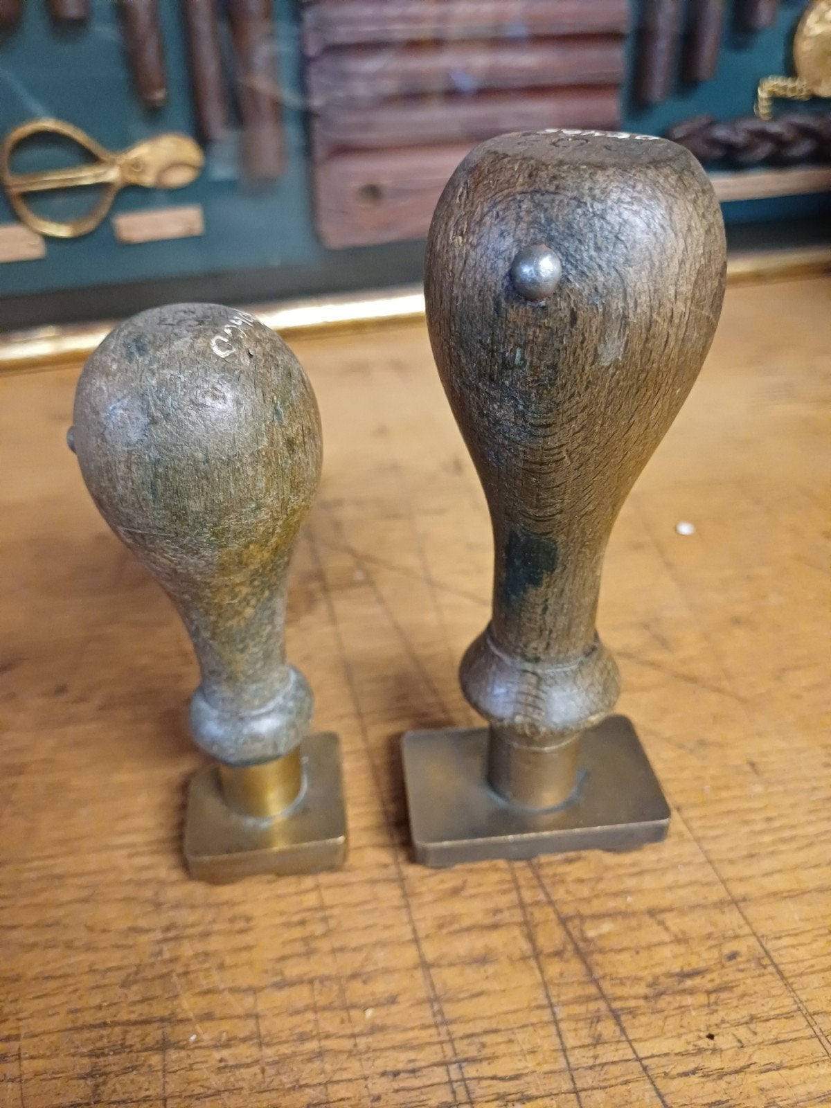 Antieke stempels met houten handvat - set van 2, Ophalen of Verzenden