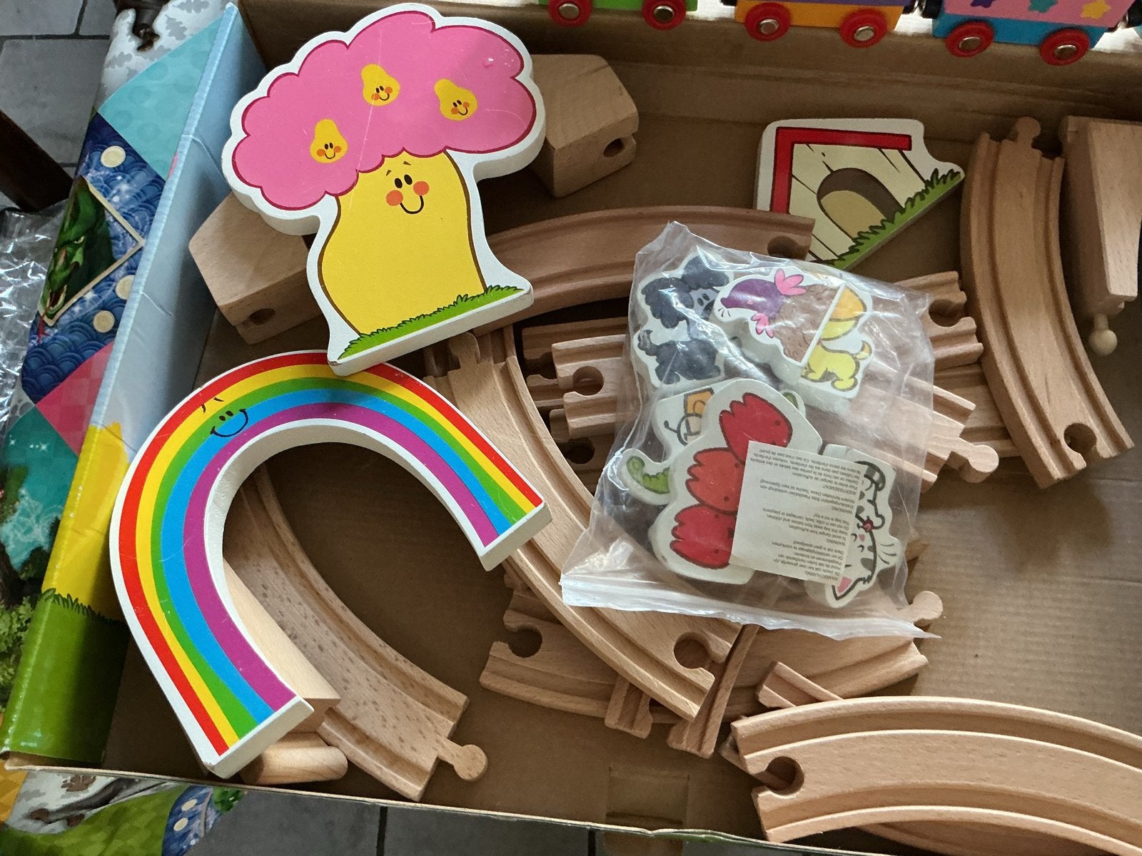 Houten treinbaan met accessoires en figuren woezel en pip, Ophalen of Verzenden, Zo goed als nieuw, Rij- of Hobbelspeelgoed