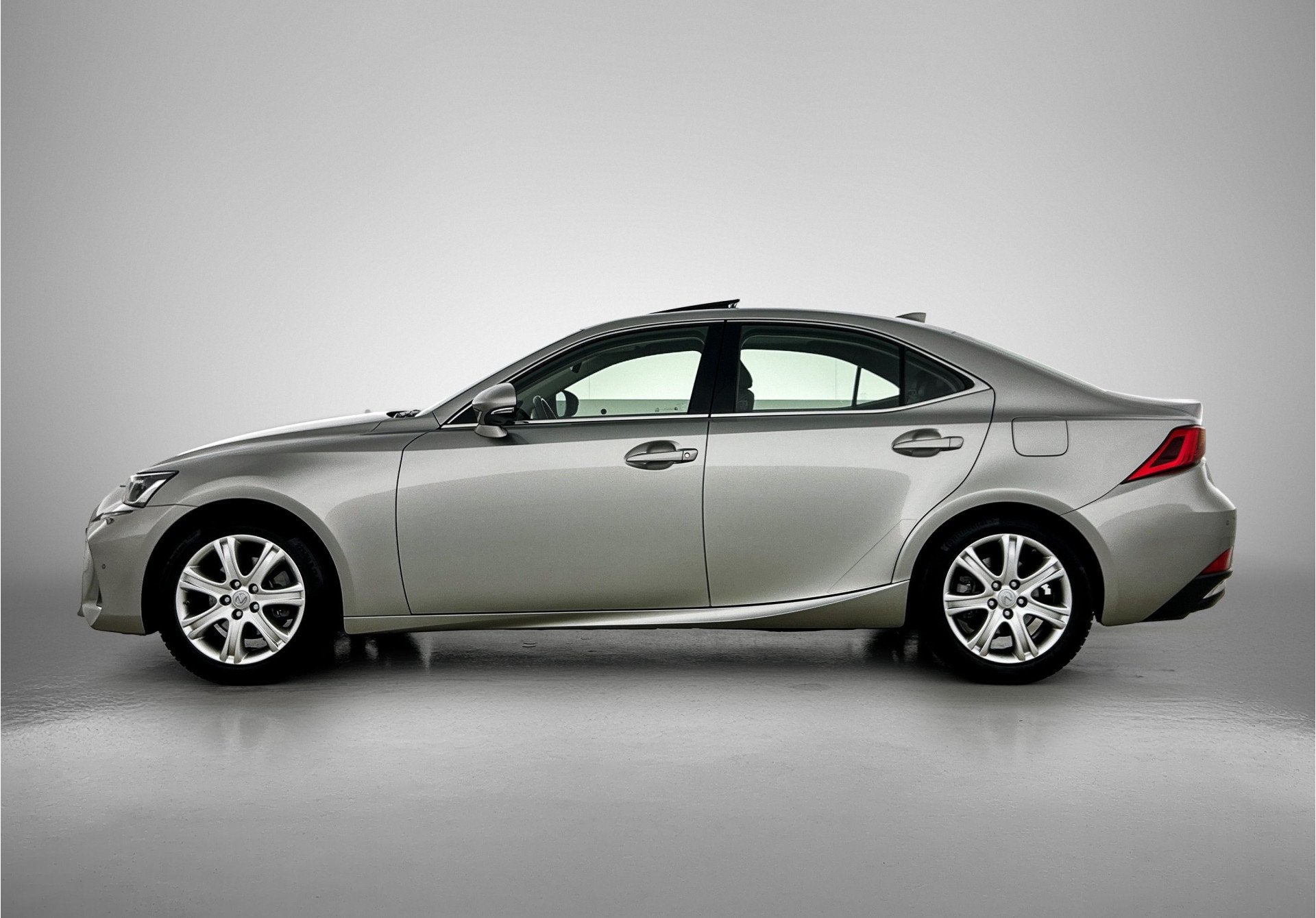Lexus IS 300h Hybrid Business Line Pro | Quad-LED verlichtin, Auto's, Automaat, Achterwielaandrijving, Gebruikt, Leder en Stof
