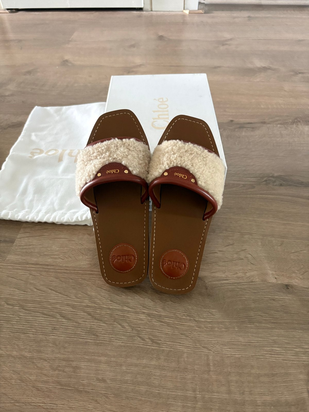 Chloé Woody Slides - Mid Beige - Maat 38, Kleding | Dames, Schoenen, Ophalen of Verzenden, Zo goed als nieuw, Beige, Slippers