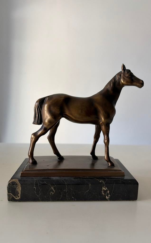Bronzen paardenbeeld op marmeren sokkel, Ophalen of Verzenden