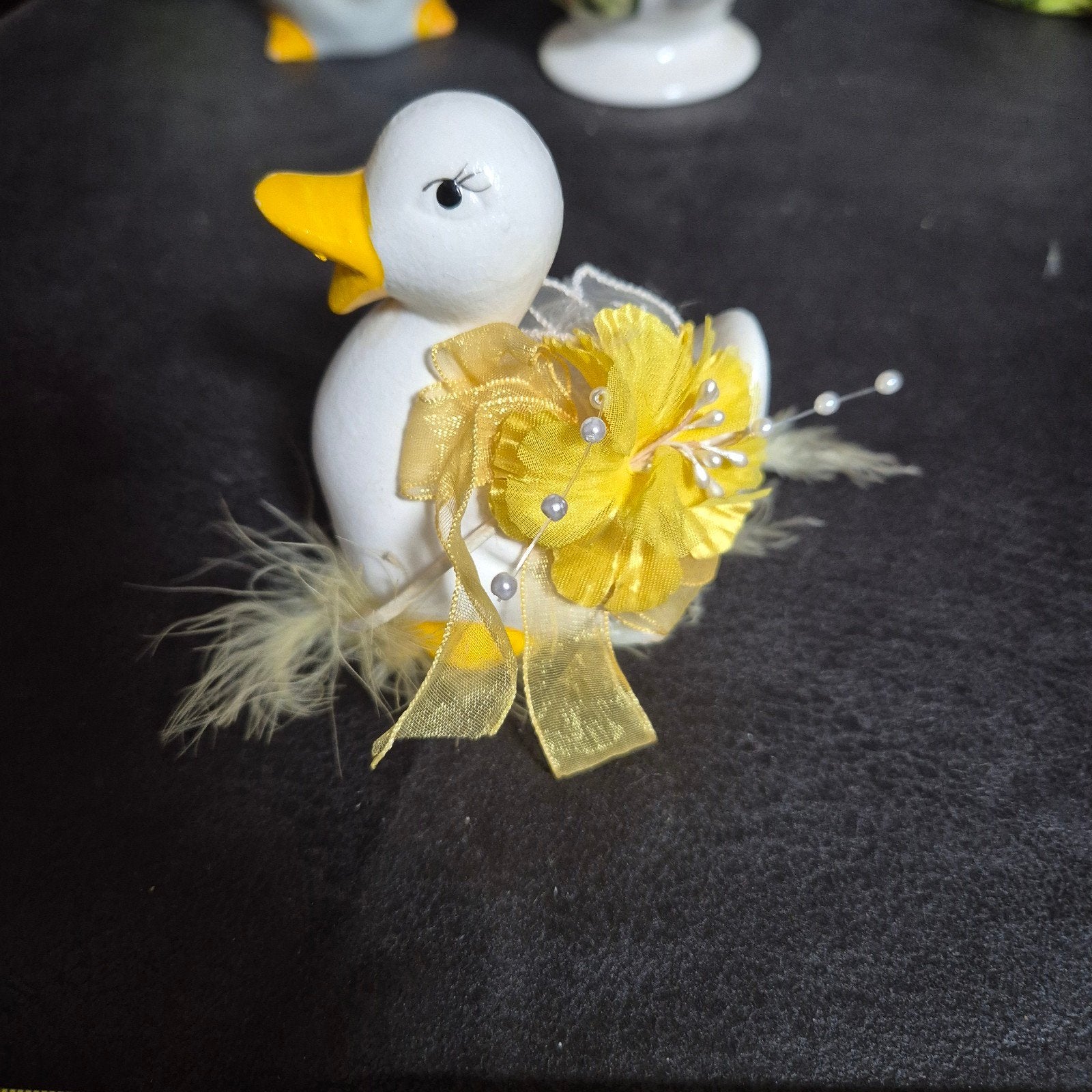 Decoratief eendje met gele bloem en veren, Verzamelen, Ophalen of Verzenden, Gebruikt, Vogel, Beeldje of Figuurtje