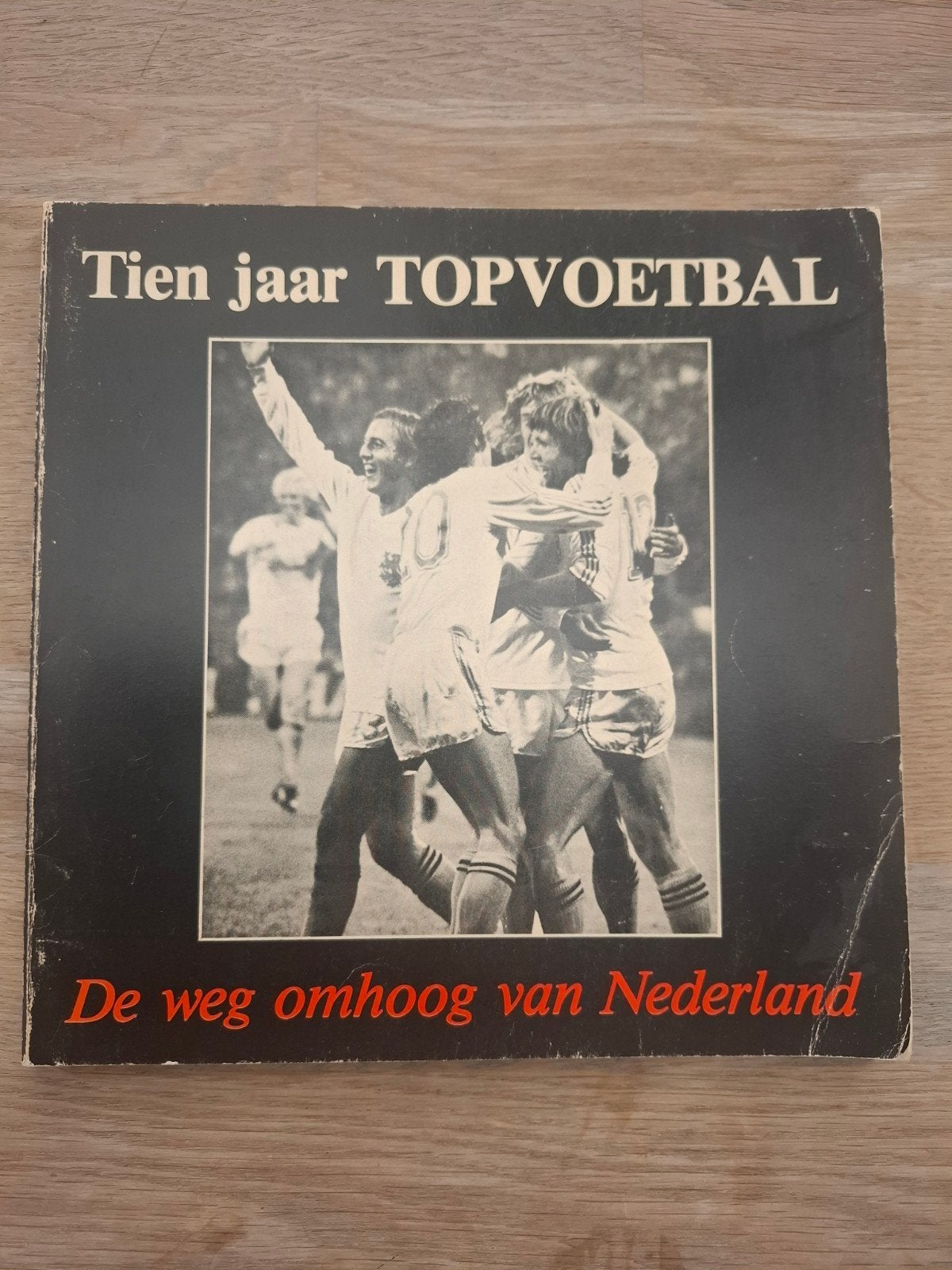 Tien jaar TOPVOETBAL, Ophalen of Verzenden, Gelezen, Balsport
