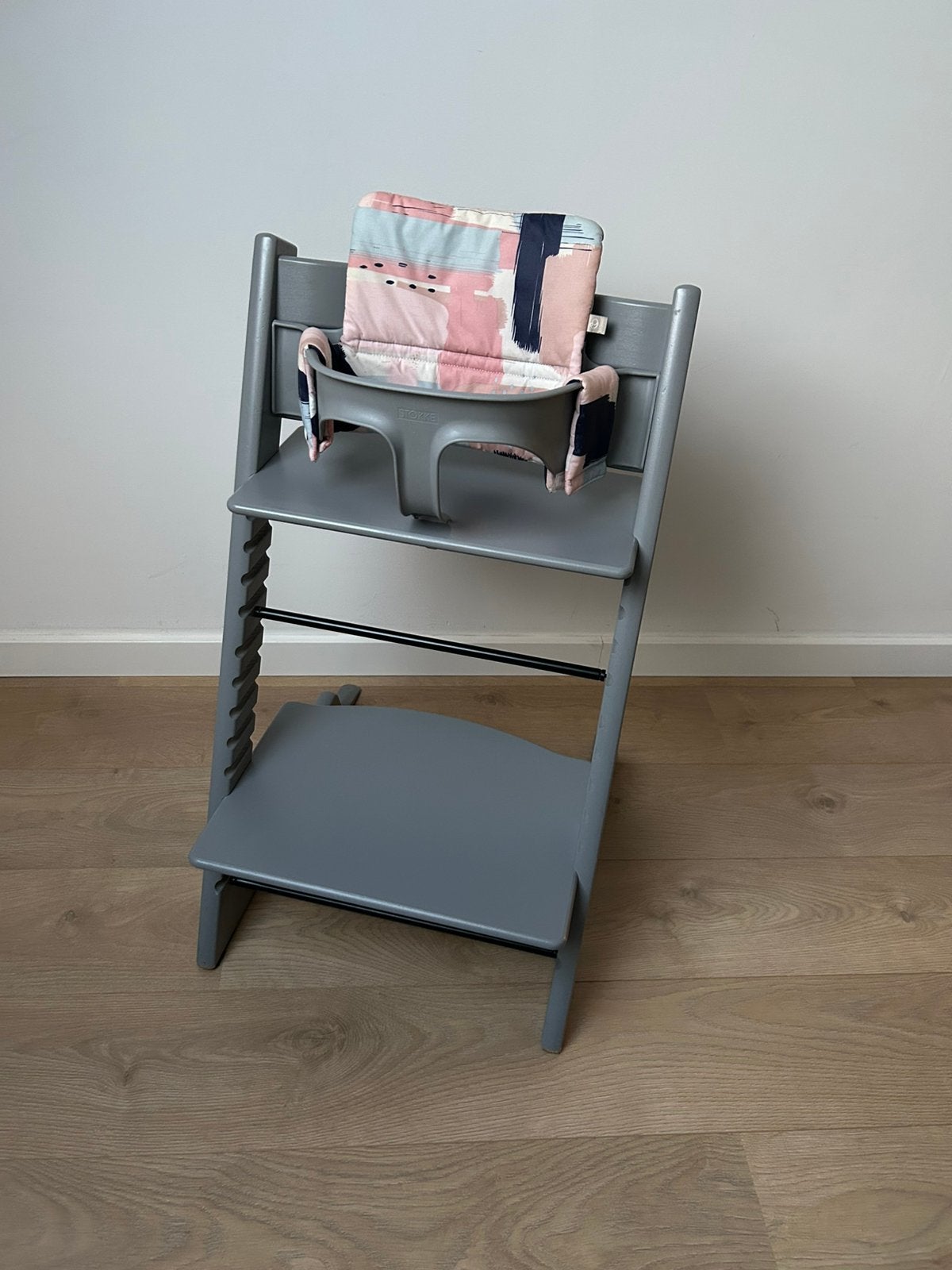 Stokke Tripp Trapp + babyset + gliders. Als nieuw storm grey, Kinderen en Baby's, Kinderstoelen, Ophalen, Zo goed als nieuw, Meegroeistoel