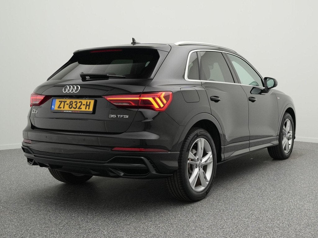 Audi Q3 S-Line 35 TFSI 150 PK | LED | Panoramadak | Trekhaak, 150 pk, Leder en Stof, Zwart, Bedrijf