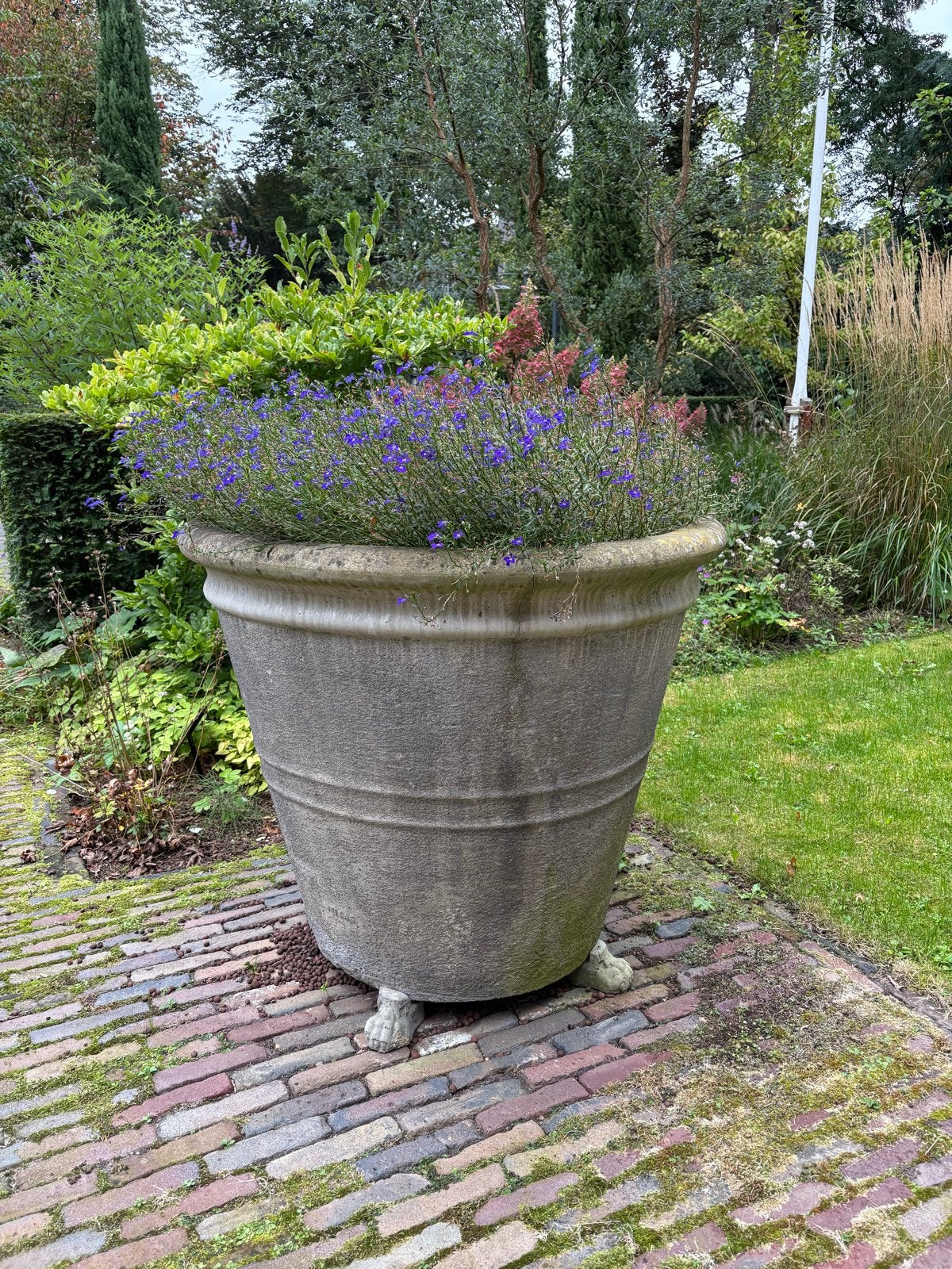 Grote betonnen plantenbak met leeuwenpoten, Tuin en Terras, Gebruikt, 40 cm of meer, Rond, Ophalen of Verzenden