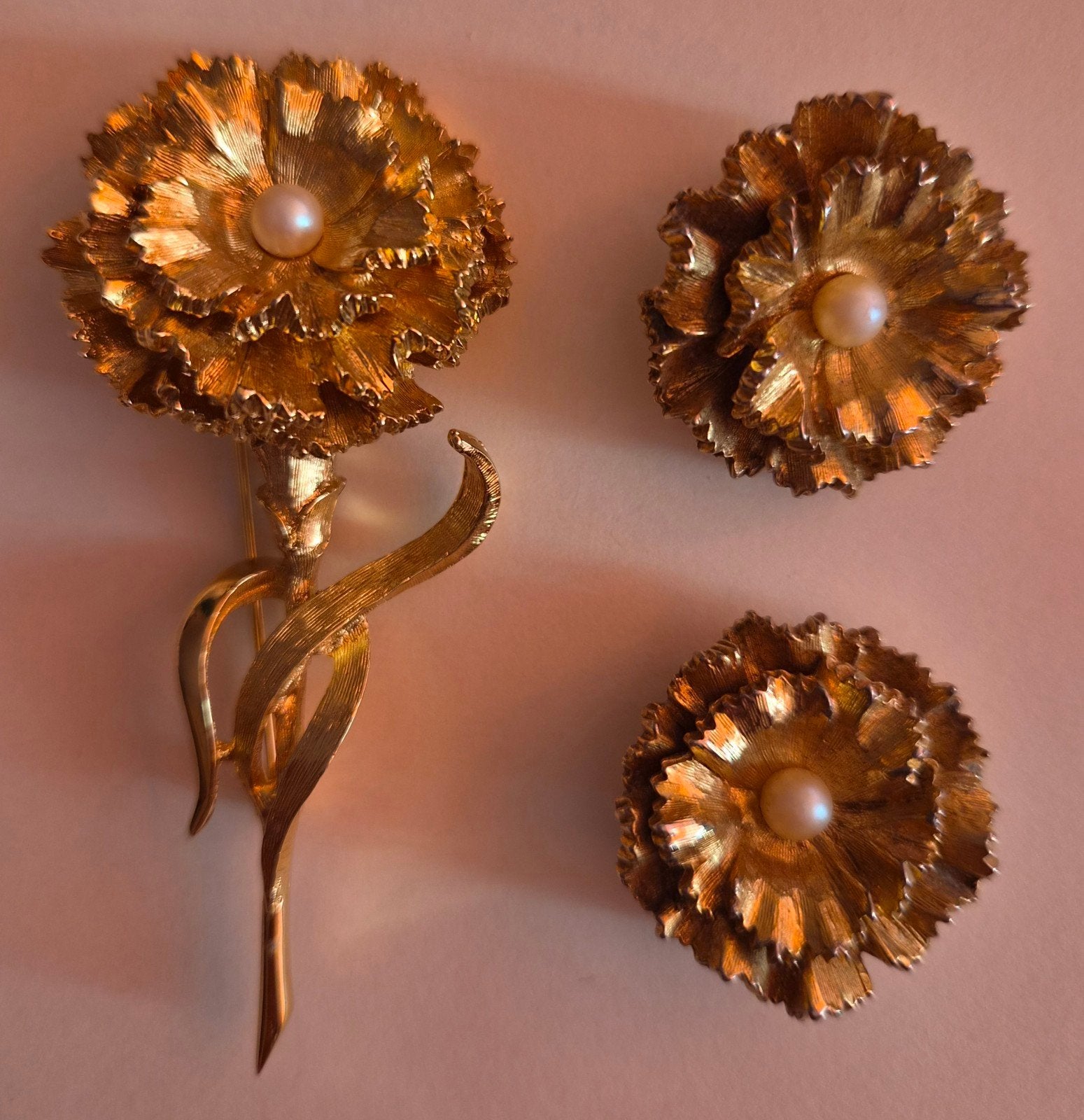 Vintage Nina Ricci broche met bijpassende clip oorbellen !, Ophalen of Verzenden, Minder dan 4 cm, Goud, Overige materialen