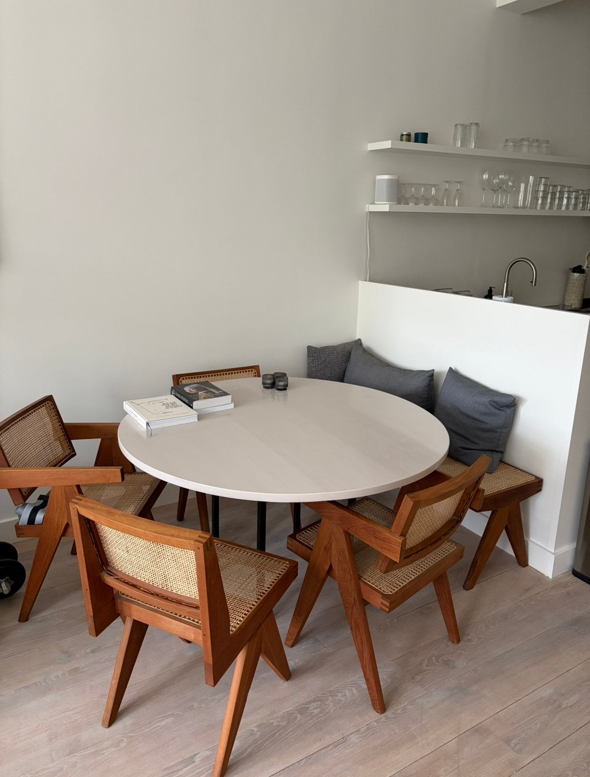 Ronde eettafel 130 - houten blad, zwart metalen onderstel, Ophalen, 100 tot 150 cm, Rond, Zo goed als nieuw