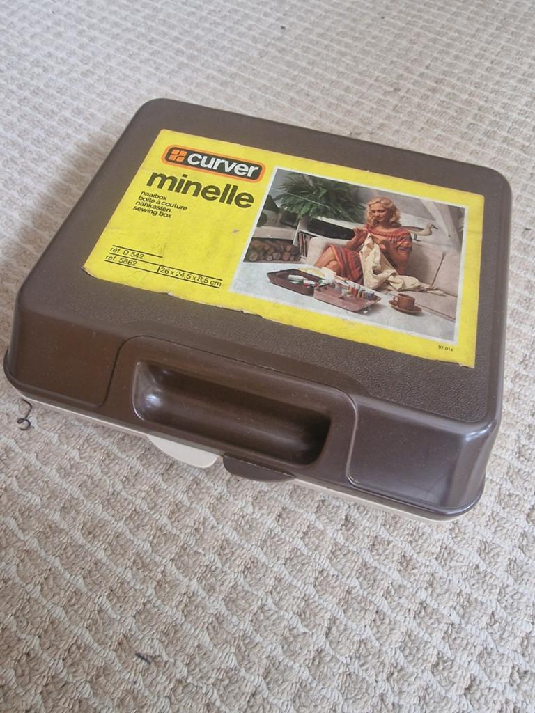 Retro vintage naaibox naaidoos curver, Ophalen, Knoop of Knopen