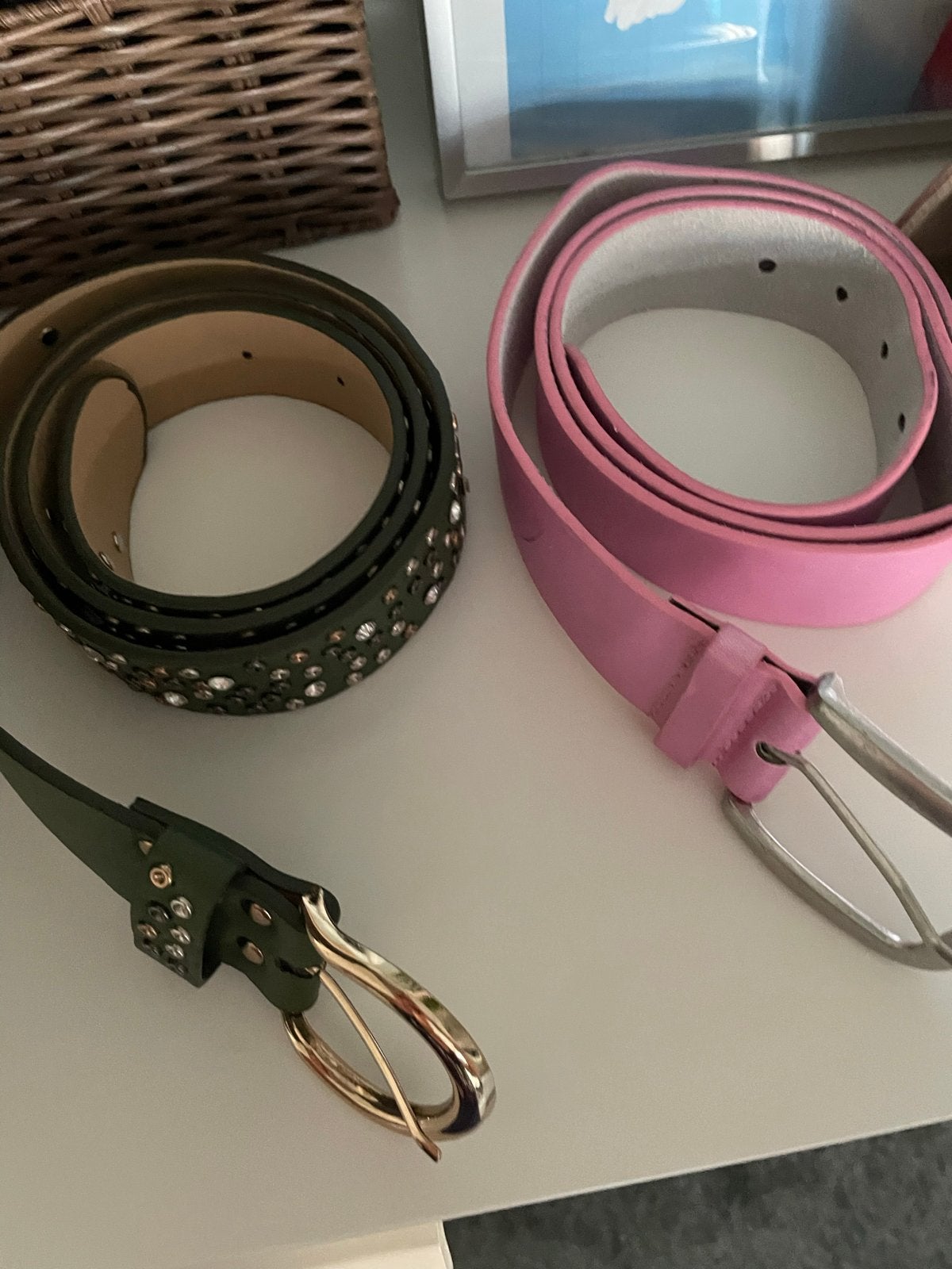 Set van 2 Dames Riemen: Groen met studs en Roze, Kleding | Dames, Riemen en Ceinturen, Overige kleuren, Echt leder, Heupriem, Ophalen of Verzenden