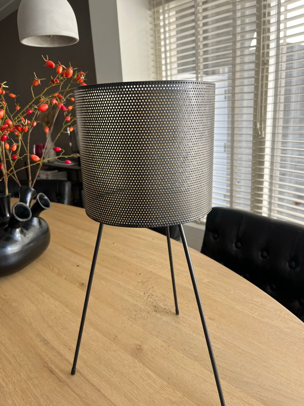 Gouden Plantenstandaard met Zwart Geperforeerde Pot, Tuin en Terras, 25 tot 40 cm, Rond, Binnen, Ophalen of Verzenden