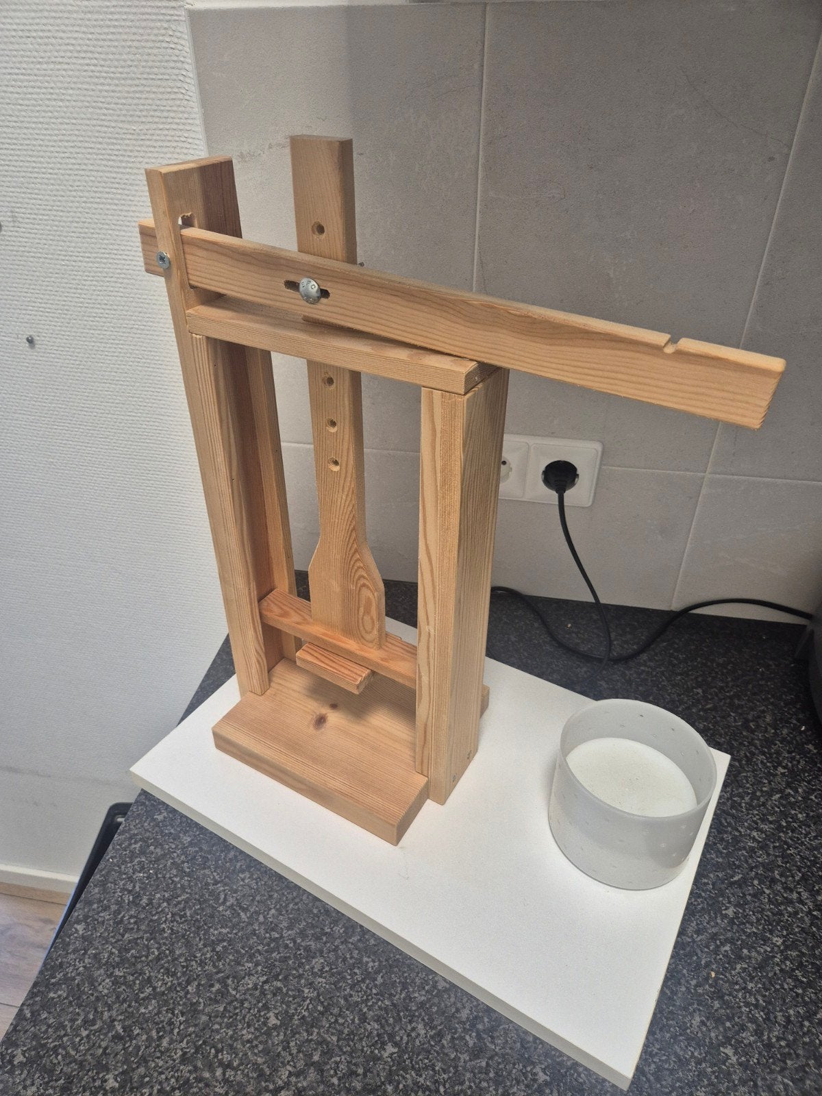 Handgemaakte houten kaaspers. Perfect voor zelfgemaakte kaas, Ophalen, Overige typen, Hout, Zo goed als nieuw