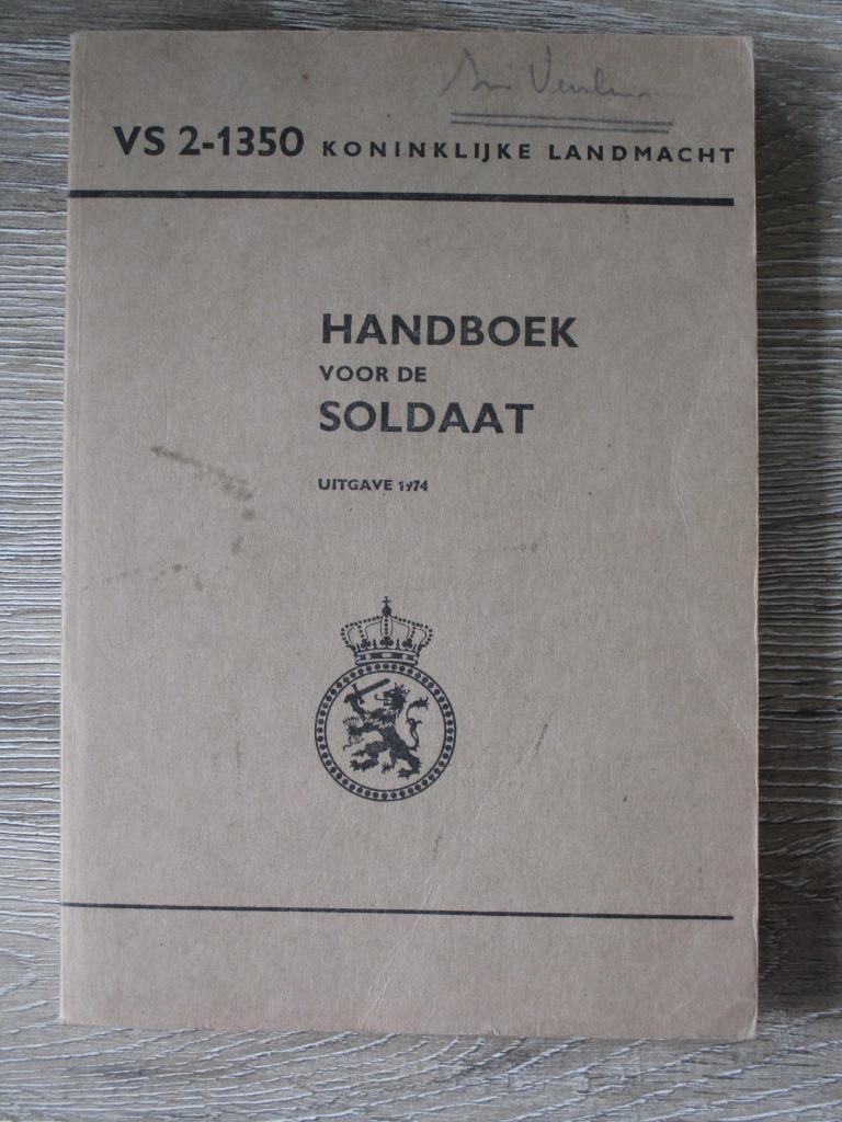 Handboek voor de soldaat uitgave 1974 VS 2-1351, Ophalen of Verzenden, Tweede Wereldoorlog, Gelezen, Overige onderwerpen