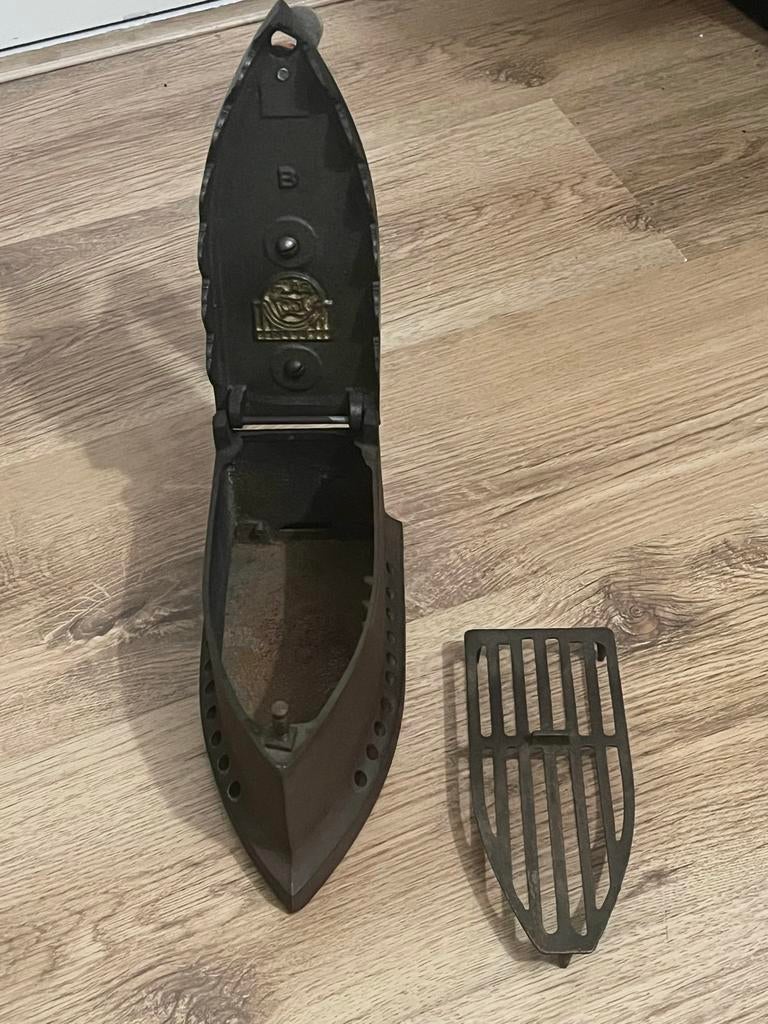 Antiek strijkijzer op kolen - Decoratief gietijzer, Ophalen of Verzenden