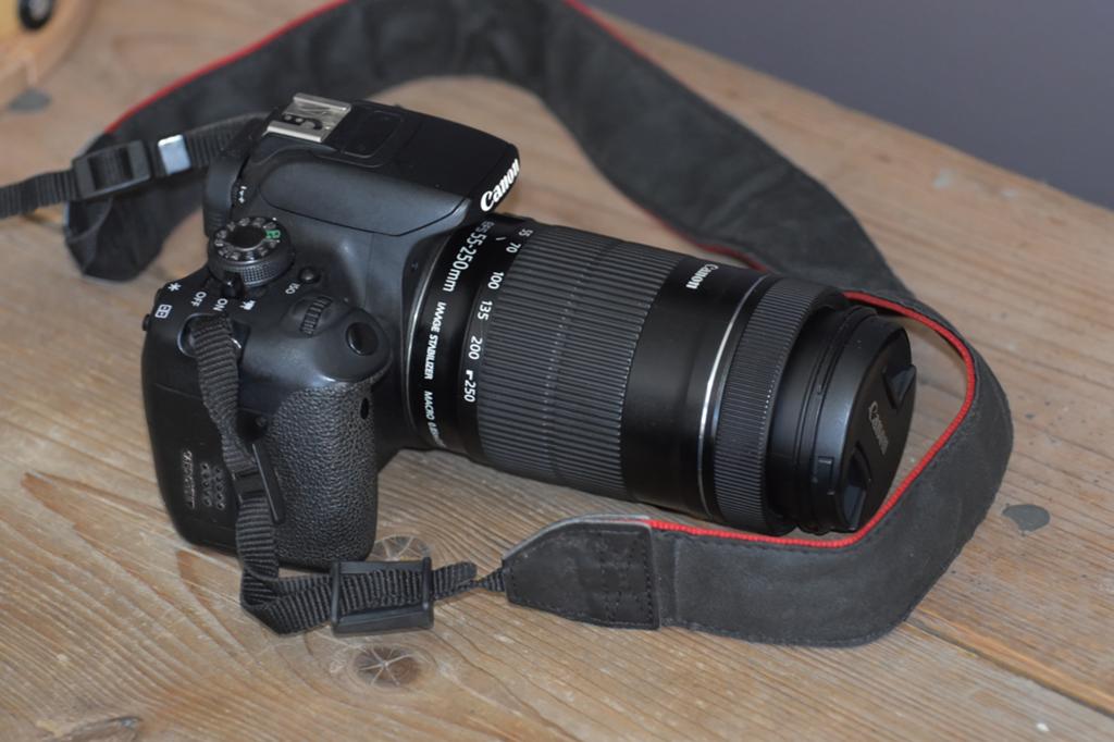 Canon EOS 700D + Canon EF-S 55-250mm IS Macro, Audio, Tv en Foto, Fotografie | Lenzen en Objectieven, Ophalen, Zo goed als nieuw