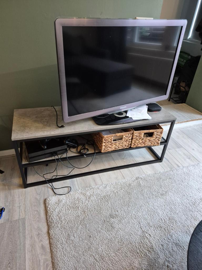 Modern TV meubel, 2 jaar oud - 120x40x45 cm, Huis en Inrichting, Kasten | Televisiemeubels, Gebruikt, 100 tot 150 cm, Modern industrieel