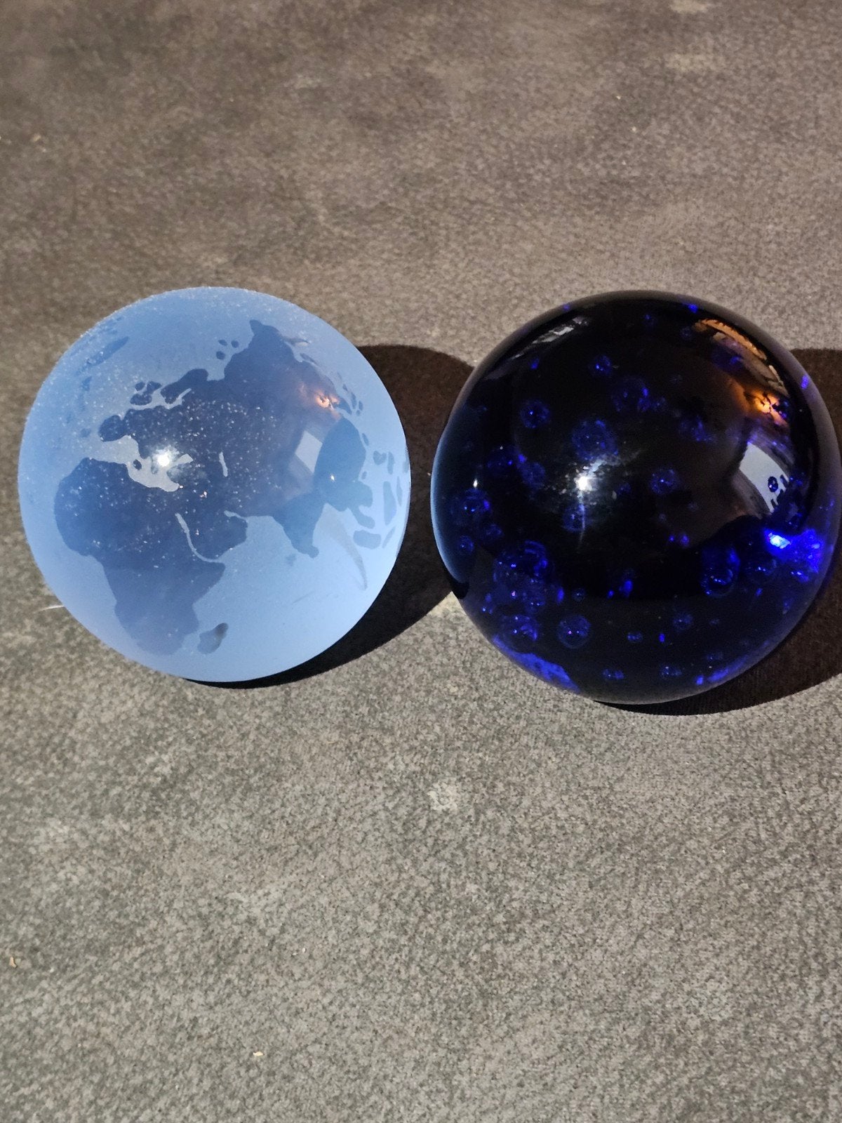 2 glazen bollen presse papier prima conditie, Ophalen of Verzenden