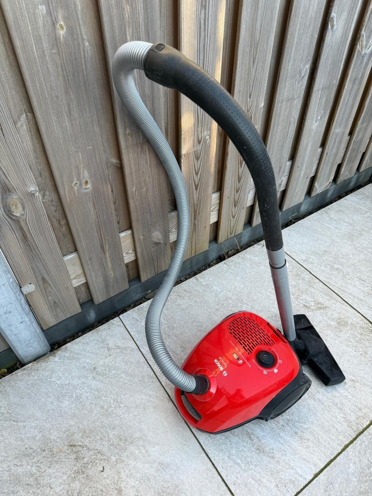 Bosch Serie 2 Sledestofzuiger - Rood, Gebruikt, Witgoed en Apparatuur, Stofzuigers, Stofzak, Gebruikt, Bosch, Ophalen of Verzenden