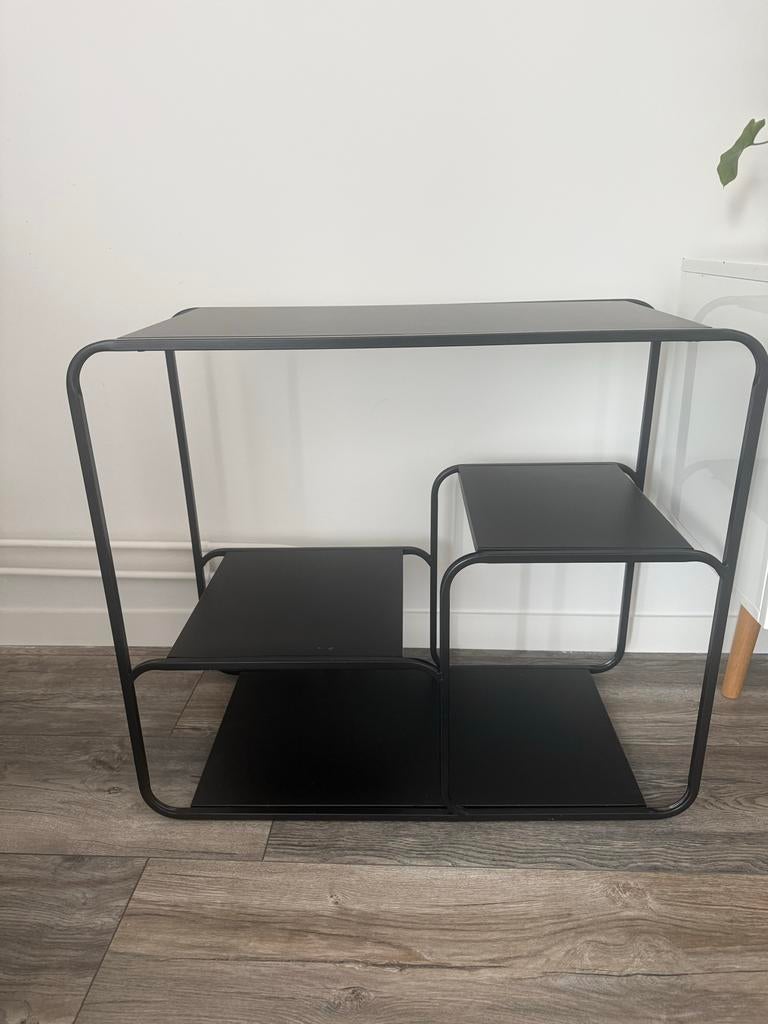 Zwart metalen kastje met meerdere niveaus, Ophalen, 50 tot 100 cm, Zo goed als nieuw, Metaal