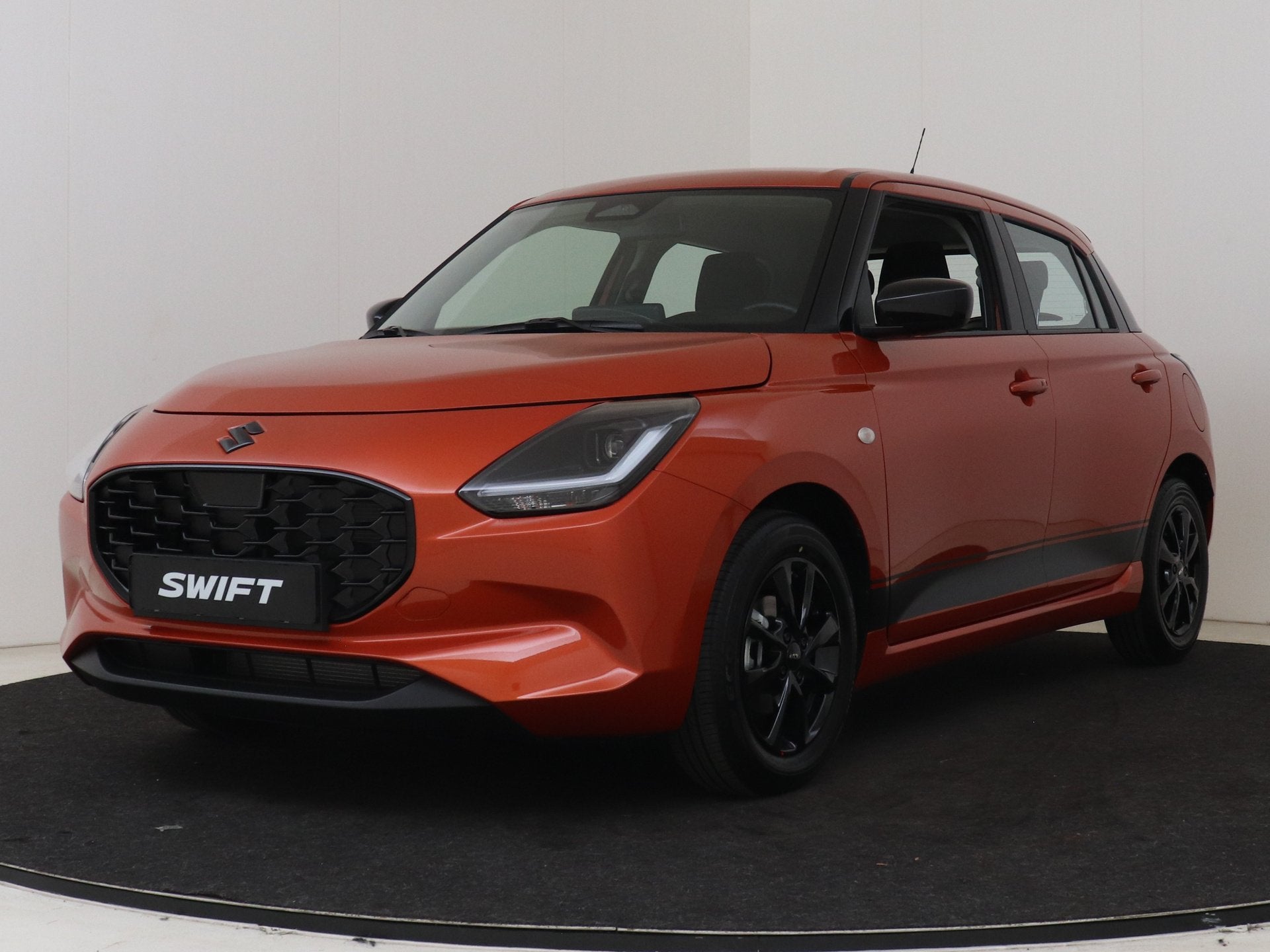 Suzuki Swift 1.2 Blackline Smart Hybrid Ltd. | Smart Entry &, Voorwielaandrijving, 12 maanden, Stof, Zwart