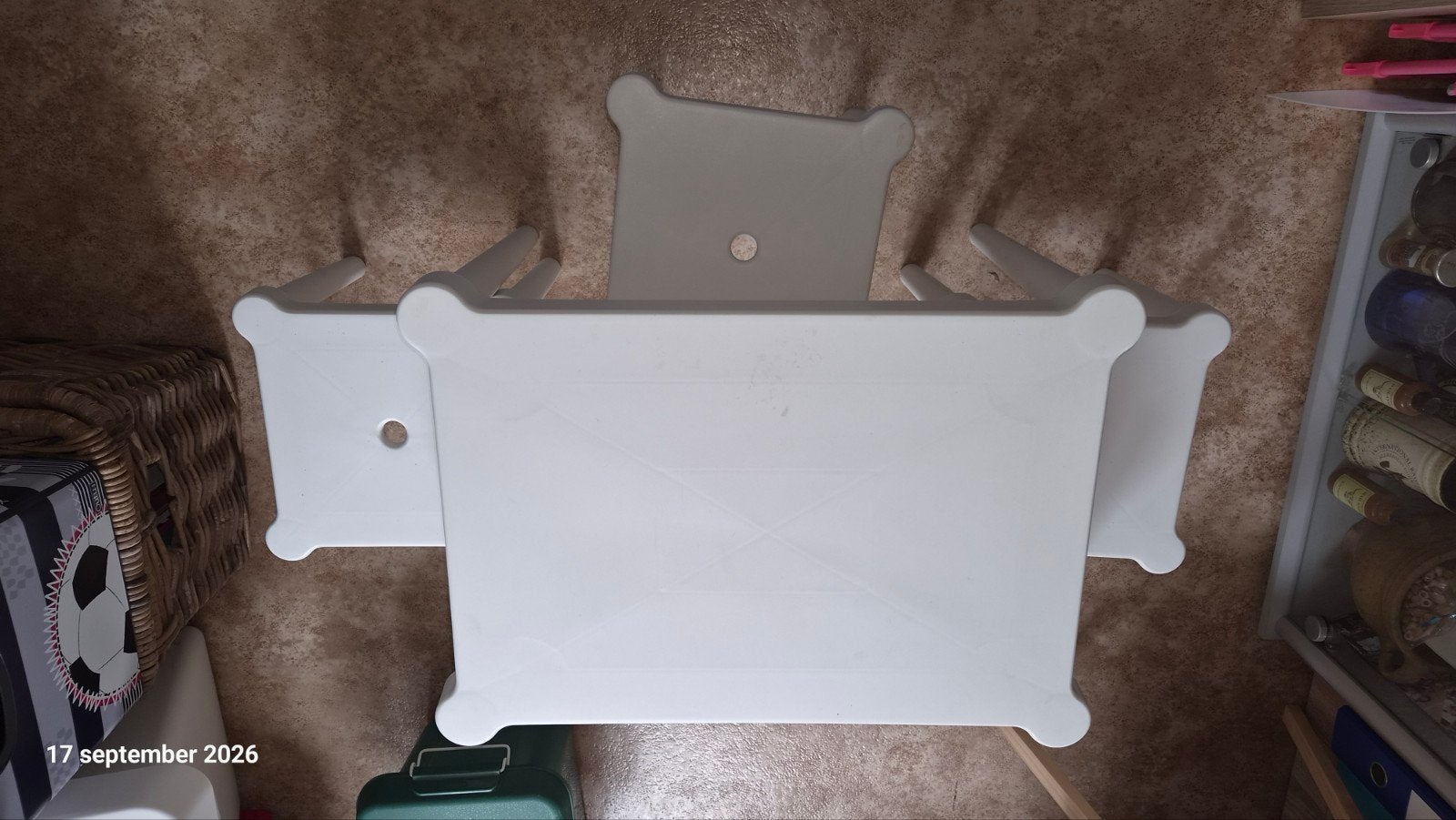 Kunststof kindertafel met 3 bijpassende krukjes, Ophalen, Zo goed als nieuw, Kunststof