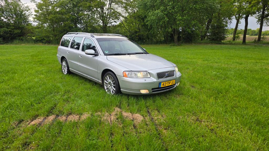 Volvo V70 2.0t AUT  Sport Garantie ! nieuwe distri!, 1800 kg, Zwart, 1984 cc, 179 pk
