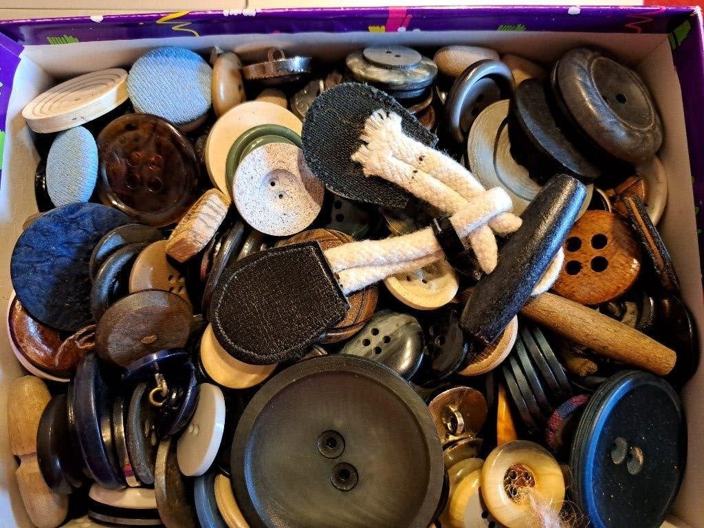 Donkere knopen, Ophalen of Verzenden, Gebruikt, Knoop of Knopen