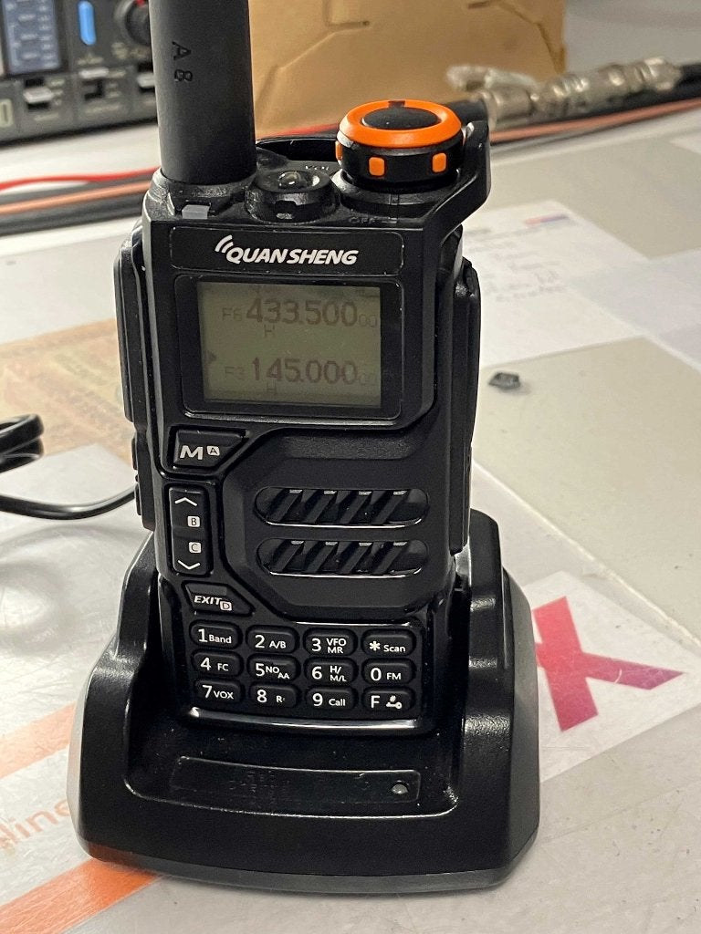 Quansheng UV-K5 Portofoon met Oplaadstation, Ophalen of Verzenden, Zo goed als nieuw, Portofoon of Walkie-talkie, Handsfree-functie
