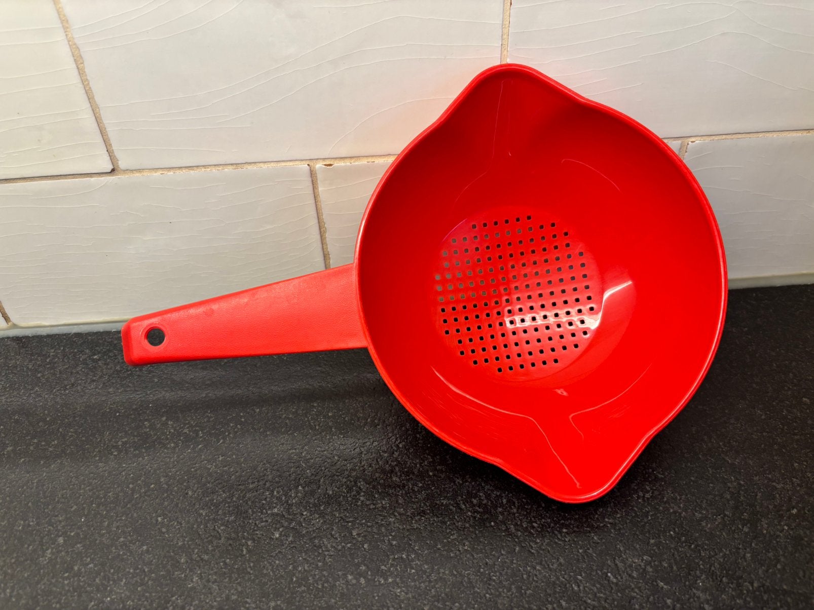 Tupperware vergiet handvergiet handvergietje vergietje rood, Huis en Inrichting, Keuken | Tupperware, Ophalen of Verzenden, Zo goed als nieuw