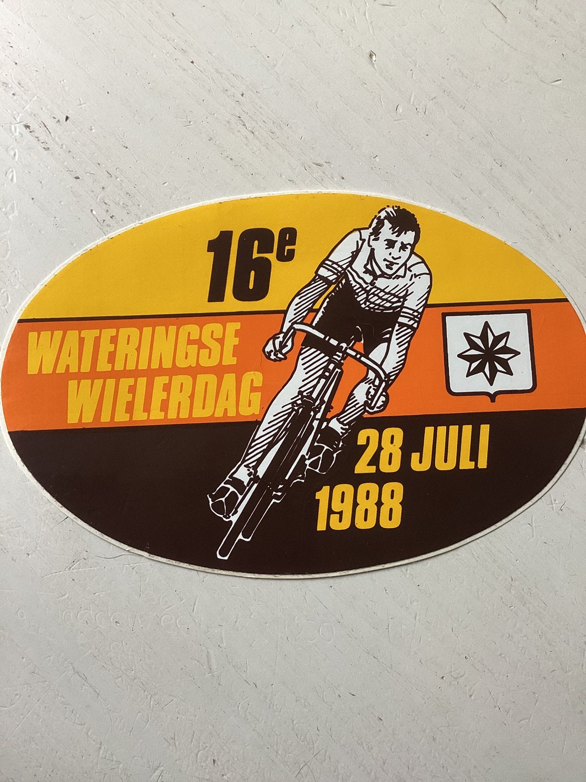 Sticker 16e Wateringse Wielerdag (wielrennen), Verzamelen, Verzenden, Zo goed als nieuw, Sport