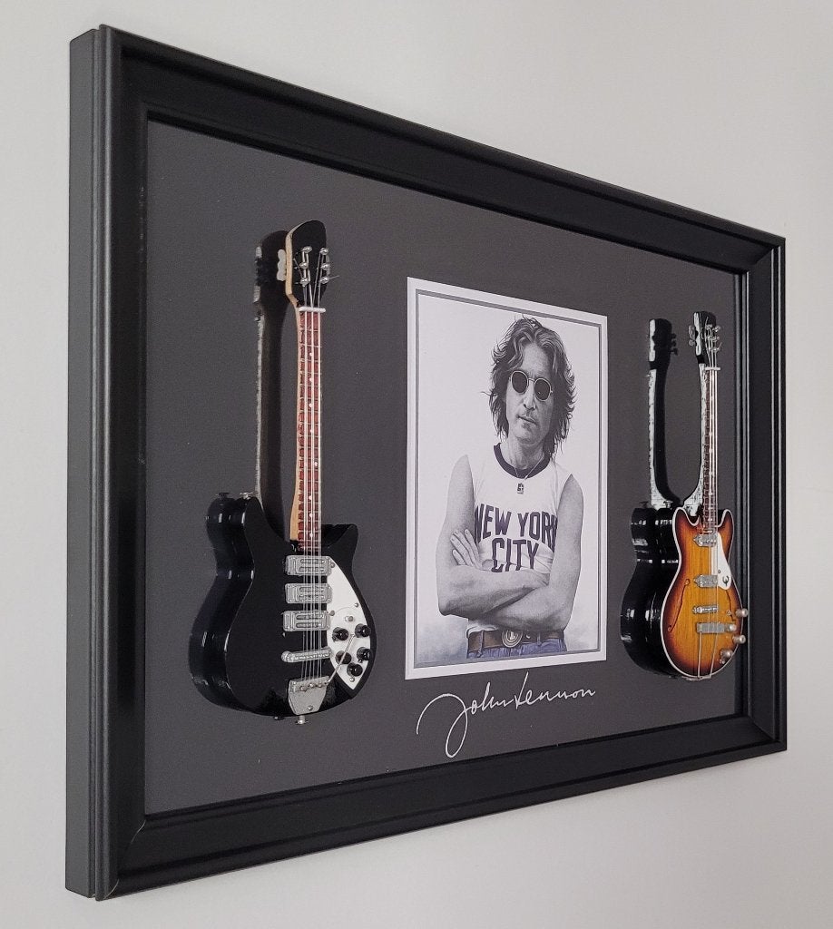 John Lennon 2 miniatuur gitaren op lijst wanddeco decoratie, Info@deconoord.nl, Deco Noord, Nieuw, Ophalen of Verzenden