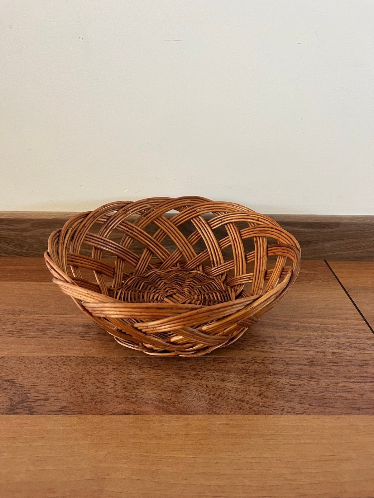 Decoratieve rieten schaal - Handgemaakt, Schaal, Rond, Ophalen of Verzenden, Zo goed als nieuw