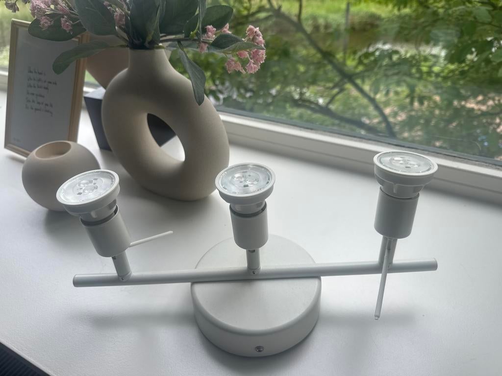 IKEA Plafondspot met 3 verstelbare spots, wit, max 35W, Ophalen of Verzenden, Zo goed als nieuw, Metaal