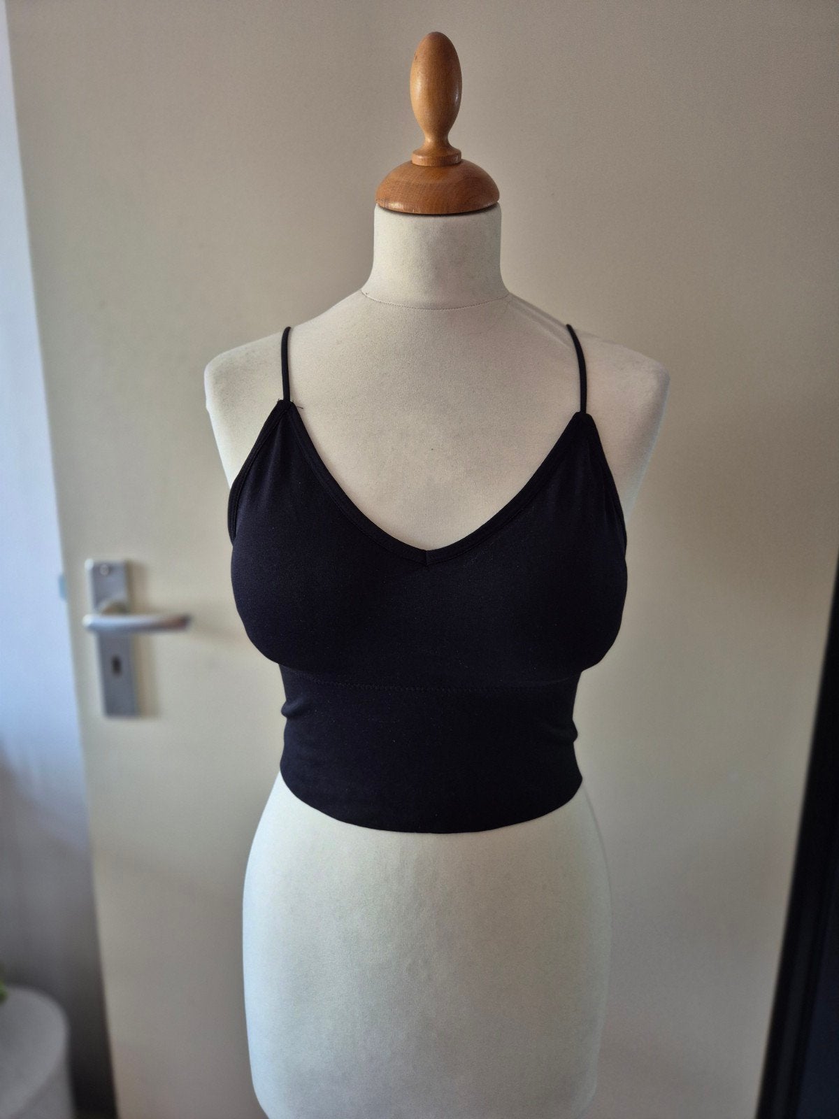 Elegante Zwarte Crop Top met Kruisbandjes op de Rug, Zwart, Maat 42/44 (L), Ophalen of Verzenden, Zo goed als nieuw