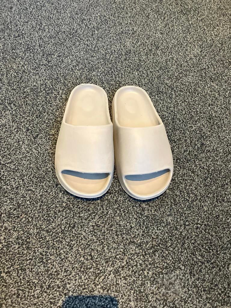 Yeezy Slides, Ophalen of Verzenden, Zo goed als nieuw, Overige kleuren