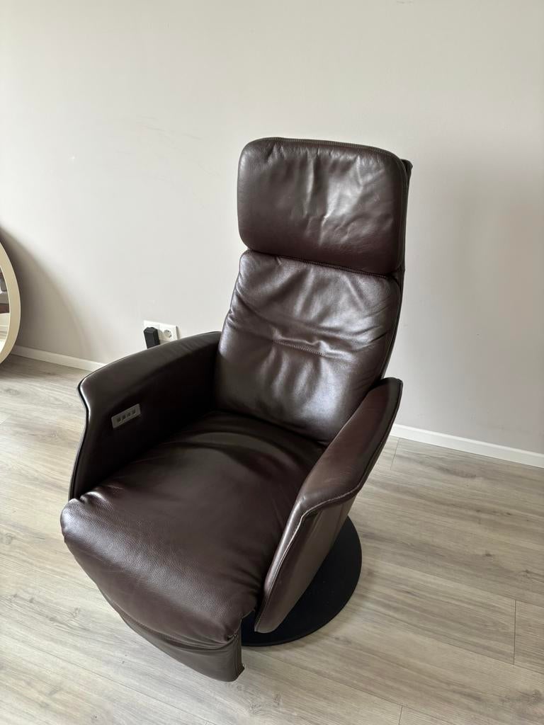 Relaxfauteuil - elektrisch bediend, Huis en Inrichting, Stoelen, Ophalen, Gebruikt, Bruin, Eén