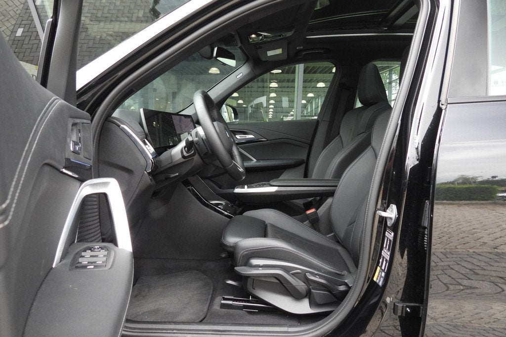 BMW iX1 eDrive20 M Sport / Panoramadak / Sportstoelen / M Ad, Auto's, BMW, Gebruikt, Met garantie (alle), 24 min, Zwart
