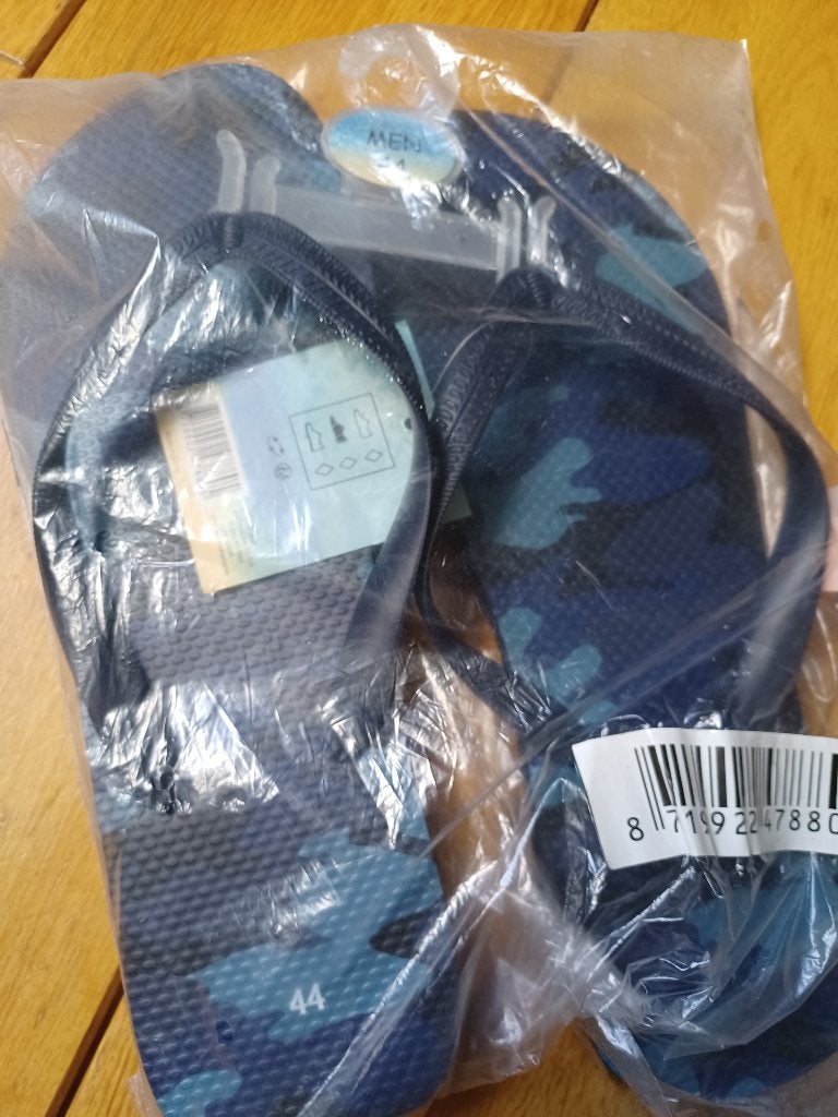 Teenslippers maat 44 / nieuw, Ophalen of Verzenden, Nieuw, Zwart, Slippers