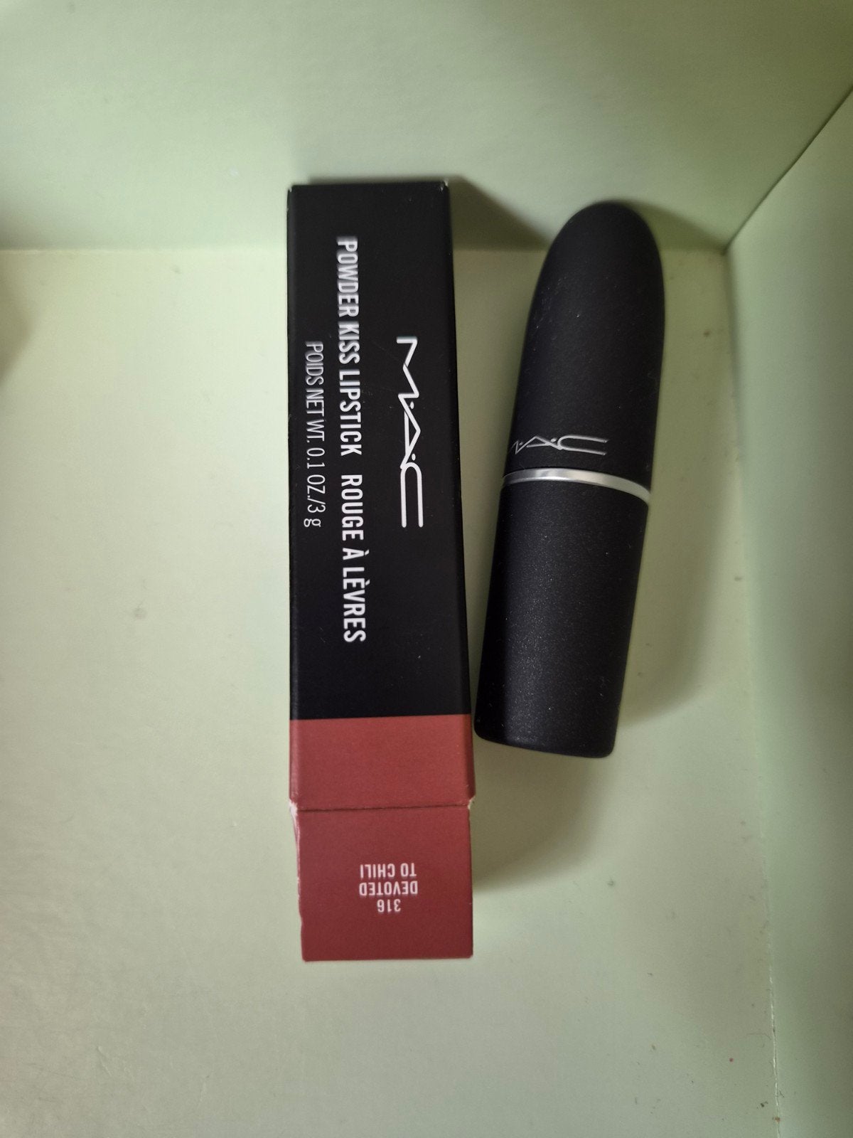MAC powder kiss lipstick 316 devoted to chilli, Ophalen of Verzenden, Handen en Nagels