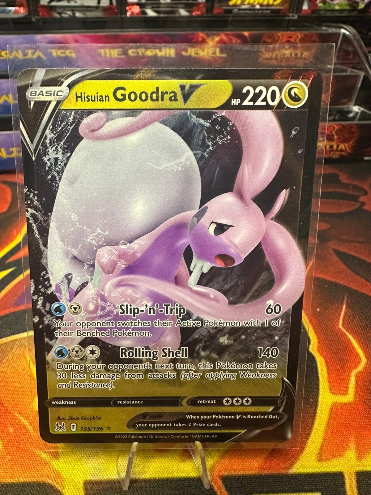 Hisuian Goodra V (LOR 135) Lost Origin, Ophalen of Verzenden, Zo goed als nieuw, Losse kaart, Foil