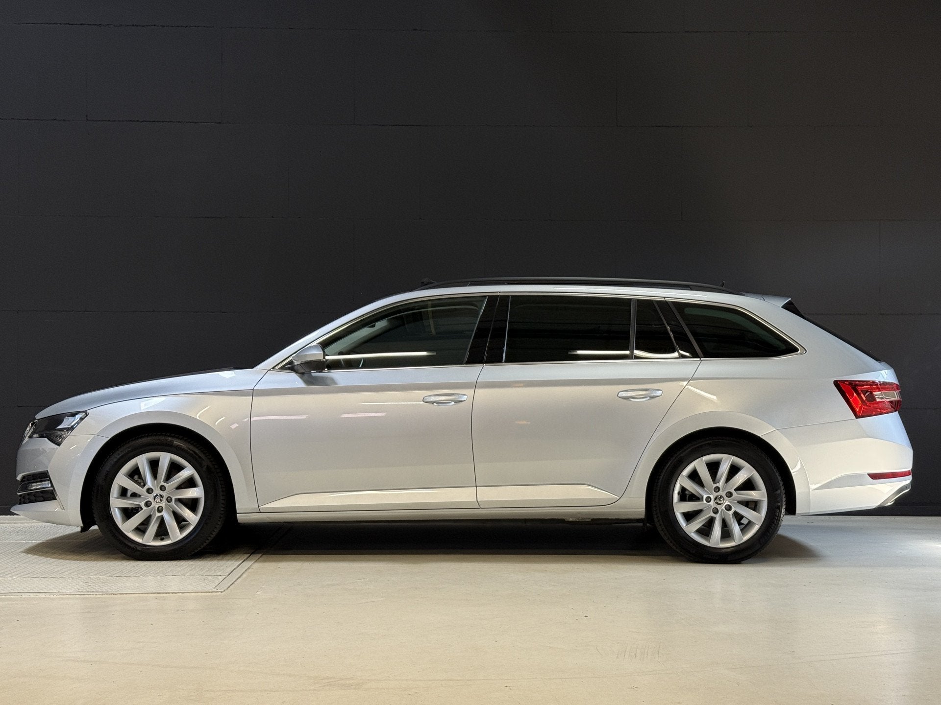 Skoda Superb Combi 1.4 TSI iV Business Edition Plus | Panora, Stof, Gebruikt, 4 cilinders, 1600 kg