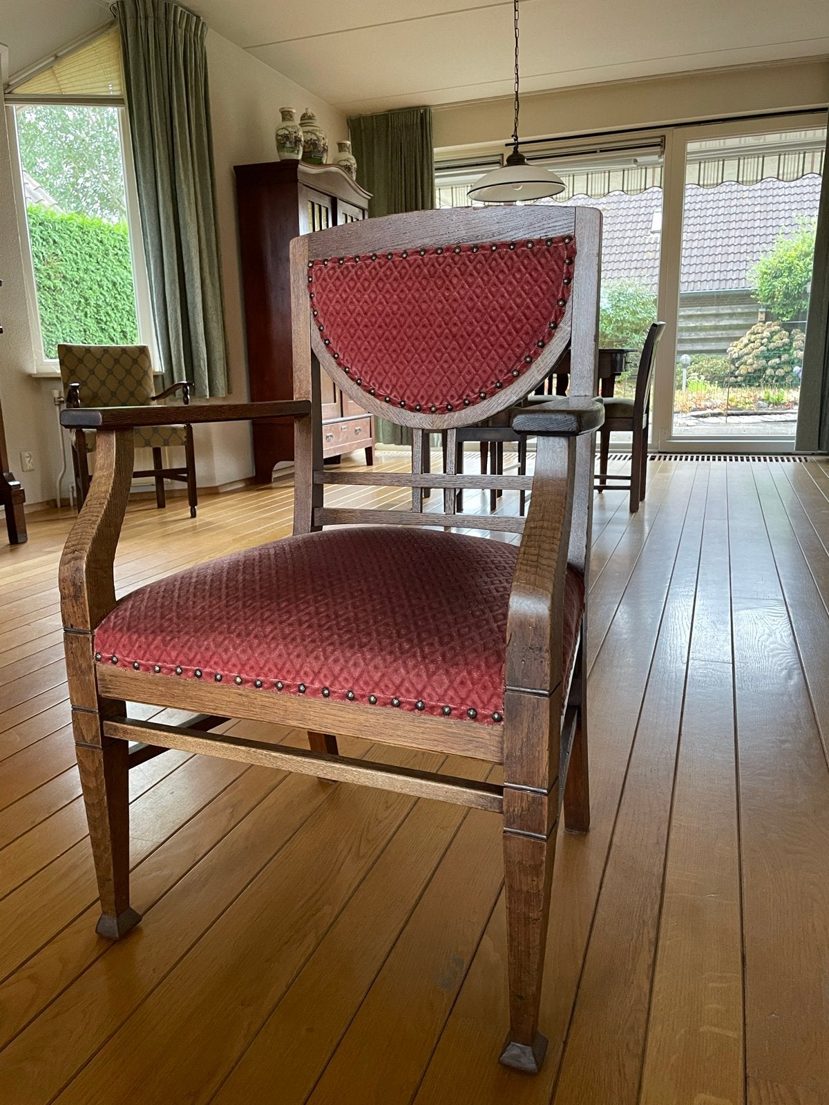 Antieke houten stoel met rode bekleding, Ophalen