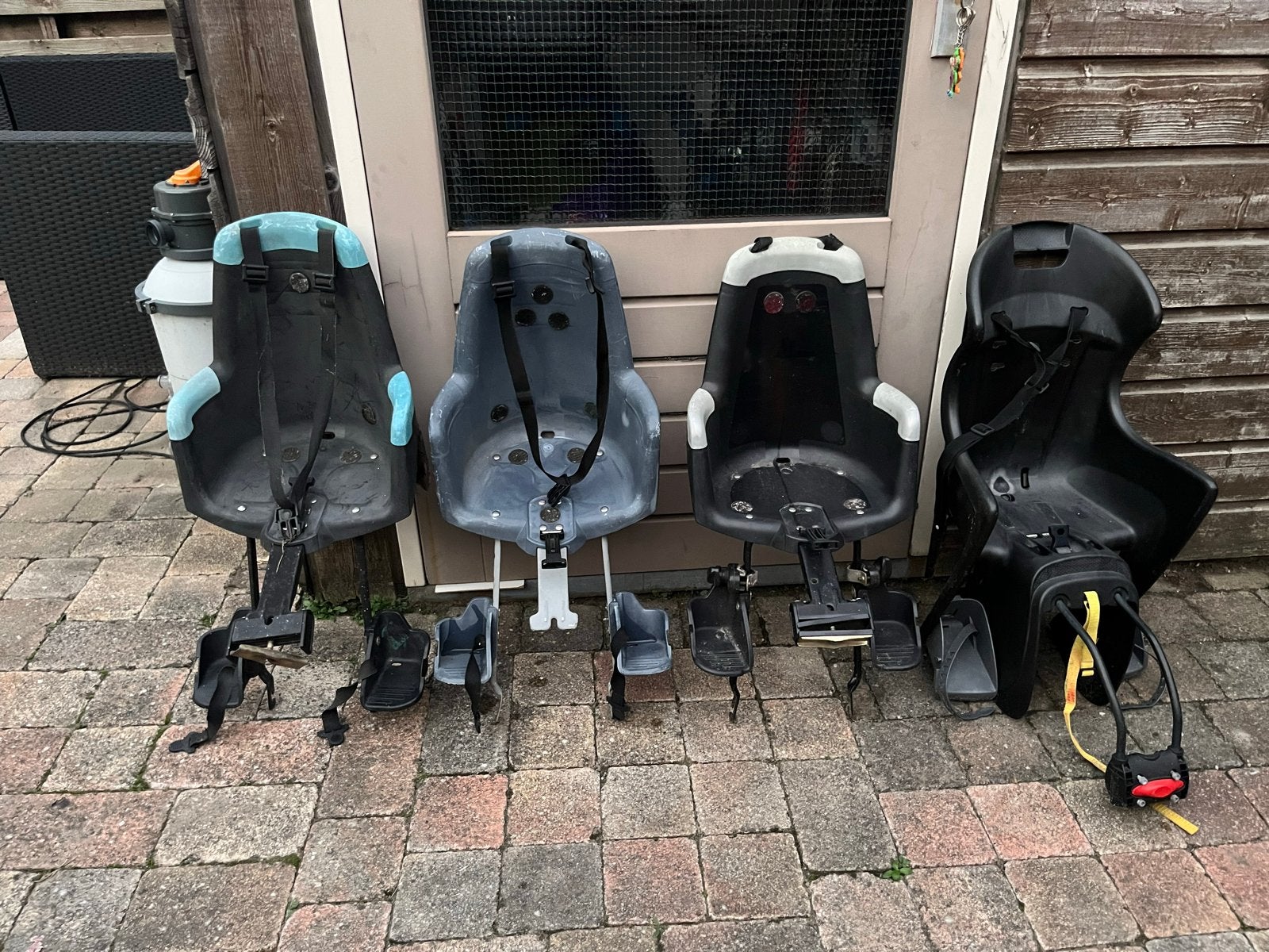 Gratis te halen: vier kinderzitjes voor op een fiets, Ophalen, Gebruikt, Voetsteuntjes