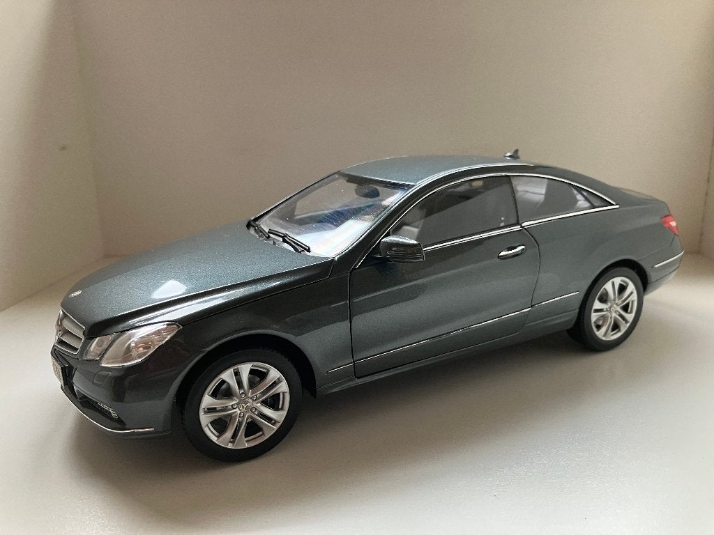 Mercedes E500 Coupe (w212)  2010 Tenoric grijs  1/18, Hobby en Vrije tijd, Modelauto's | 1:18, Ophalen of Verzenden, Nieuw, Auto