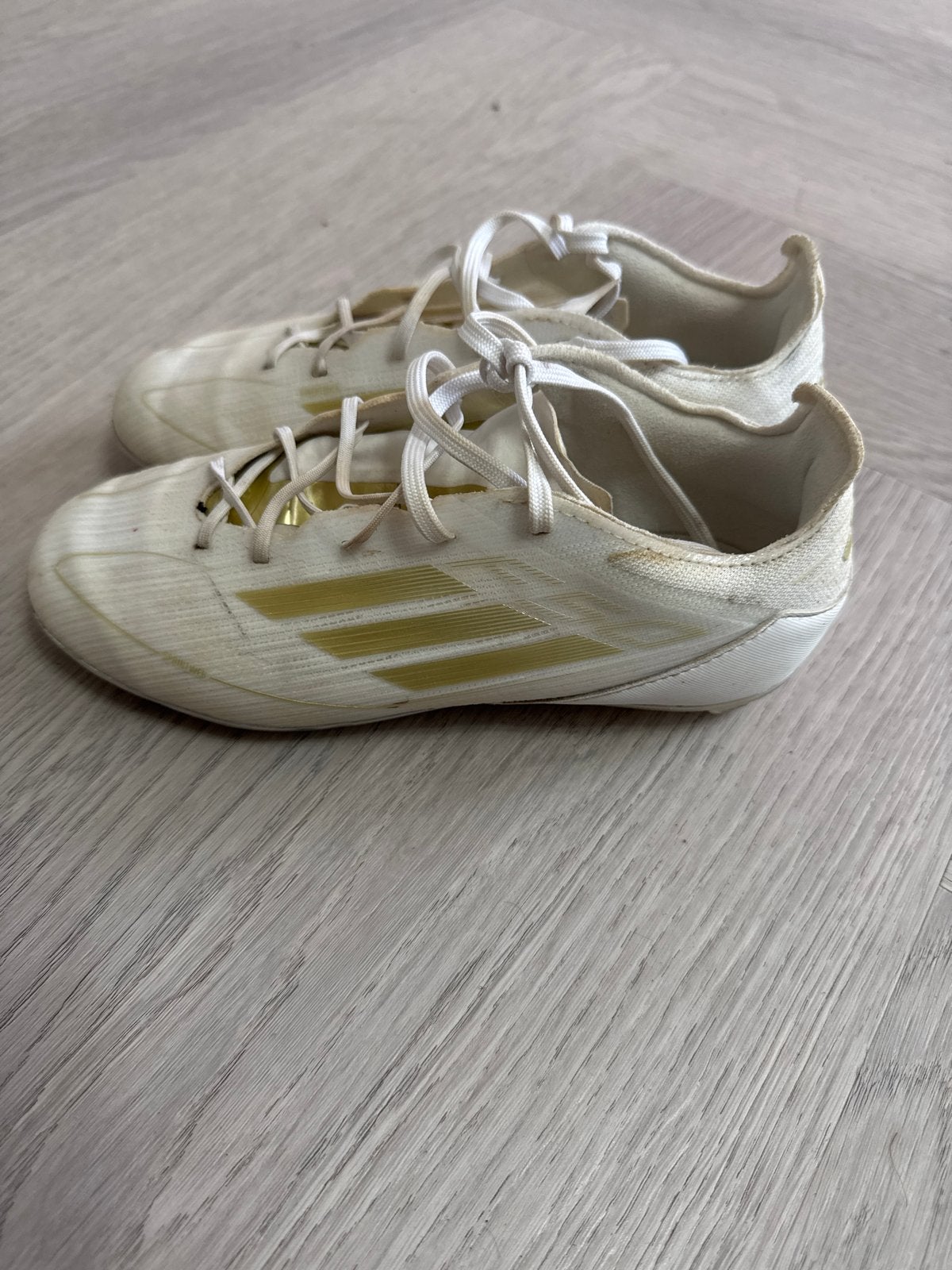 Adidas voetbalschoenen wit/goud, Ophalen of Verzenden, Gebruikt, Schoenen