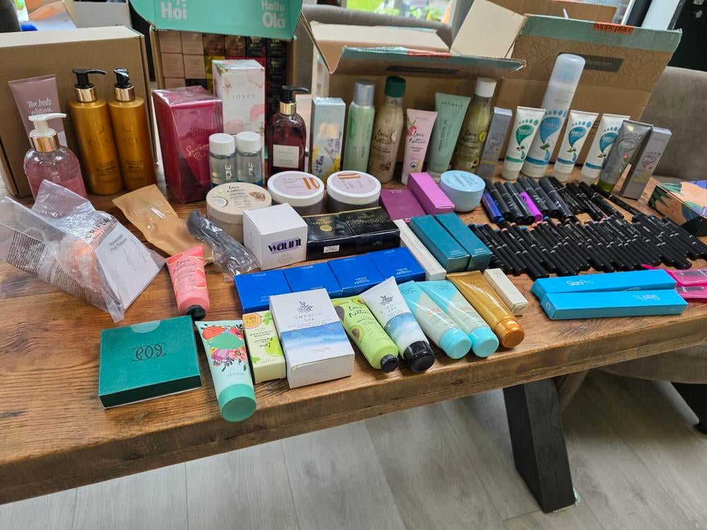 Grote partij Oriflame make-up en verzorgingsproducten, Nieuw, Ophalen of Verzenden, Make-up, Overige kleuren