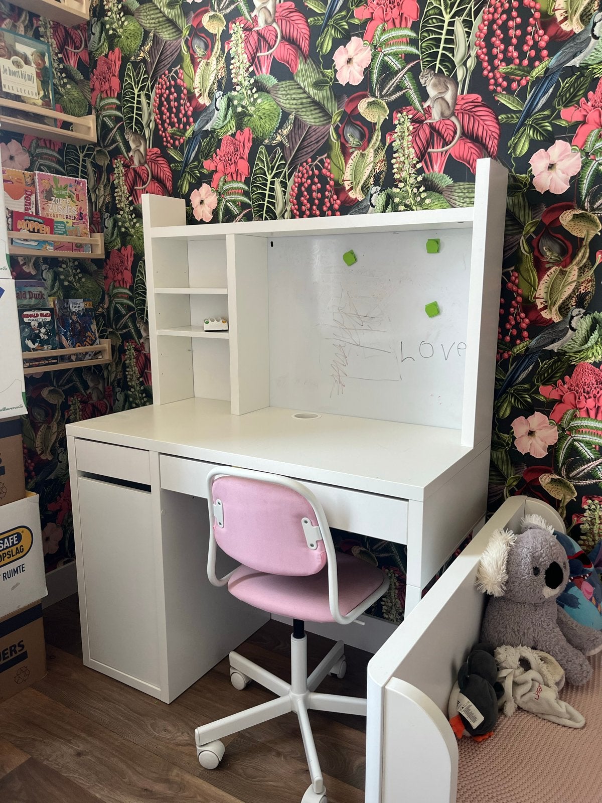 Gratis: Wit kinderbureau met roze stoel en opbergruimte, Huis en Inrichting, Bureaus, Ophalen, Gebruikt, Kinderbureau, IKEA