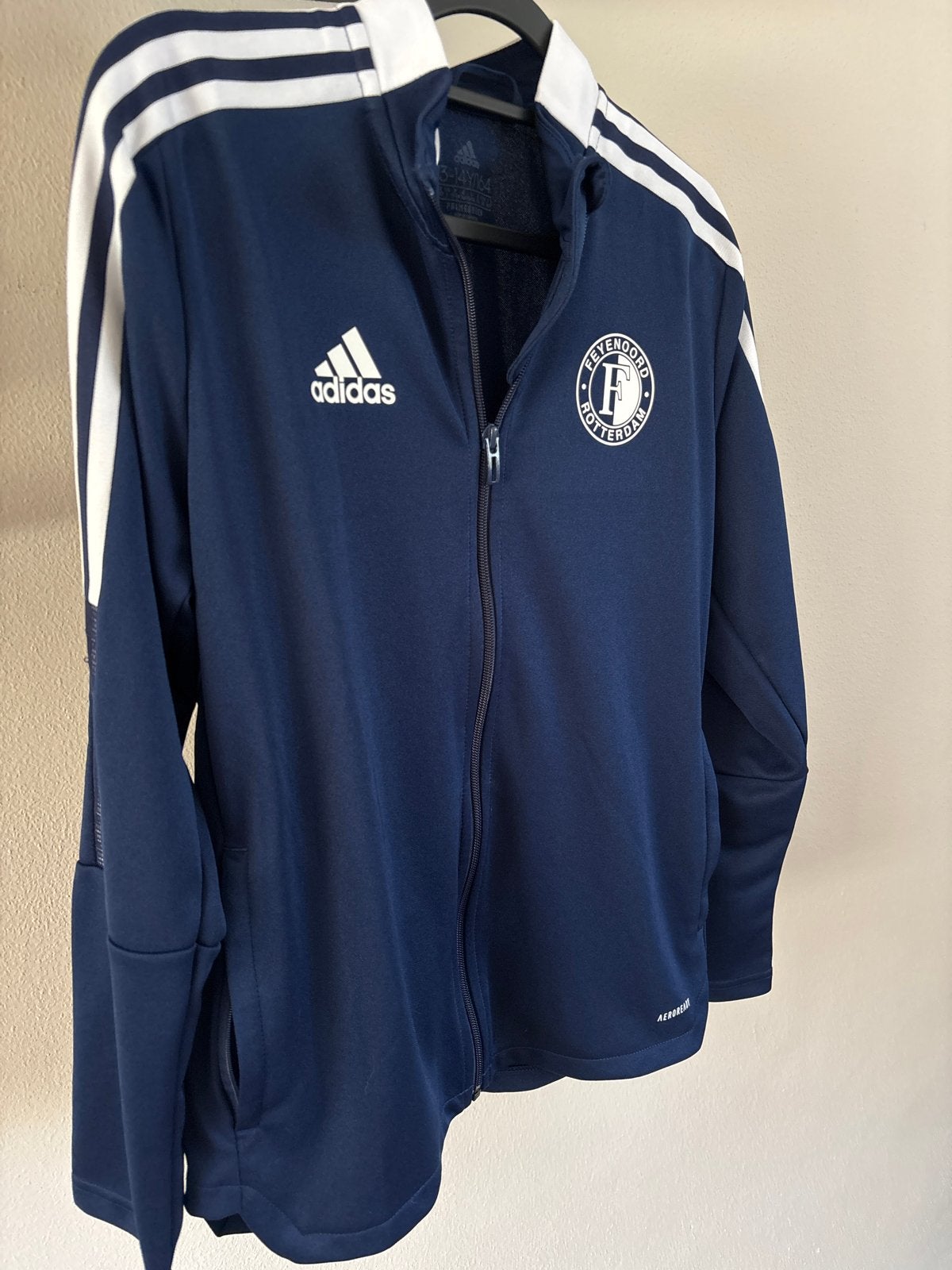 Adidas Feyenoord trainingsjack - Maat 164 (13-14 jaar), Ophalen of Verzenden, Zo goed als nieuw, Jongen of Meisje, Sport- of Zwemkleding