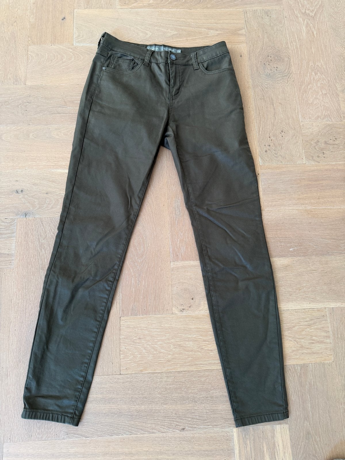 Geisha Jeans - coated groene broek Maat M/38, Maat 38/40 (M), Ophalen of Verzenden, Zo goed als nieuw, Lang