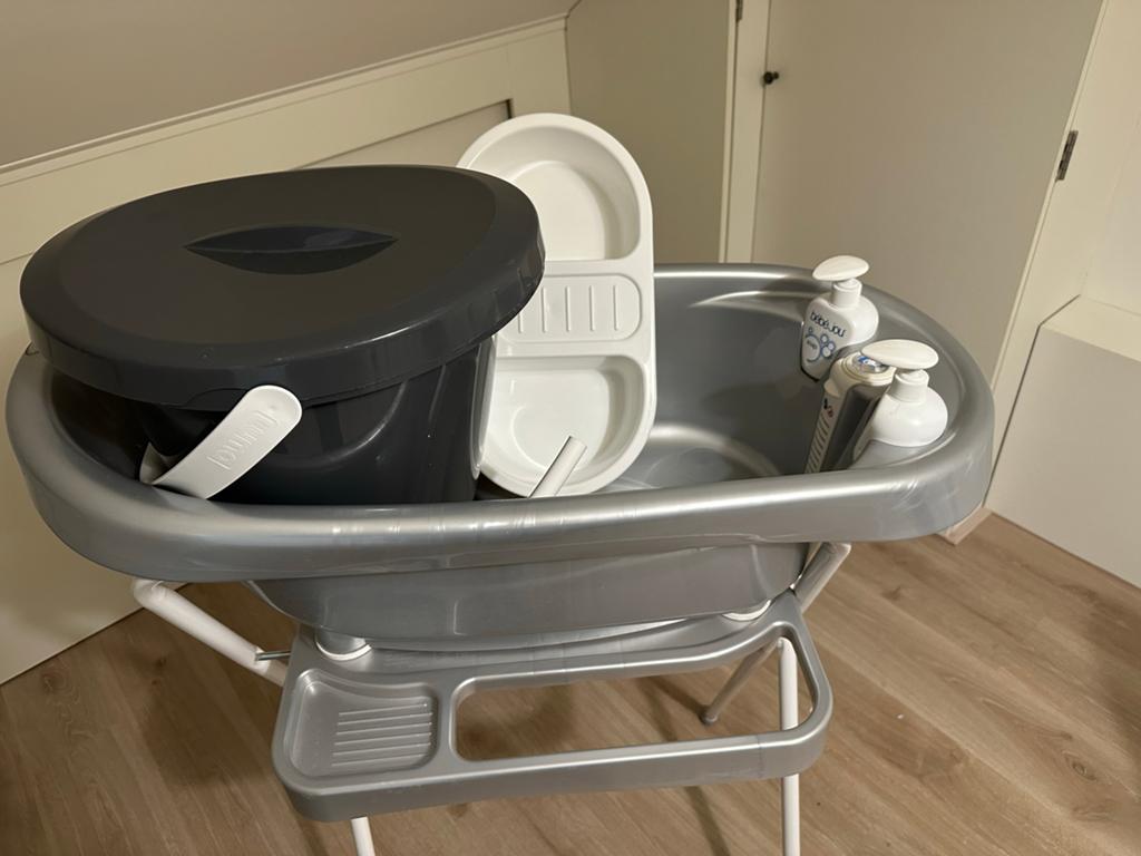 Bébé-jou babybadje met standaard en accessoires, Ophalen, Zo goed als nieuw, Badje, Bébé-jou